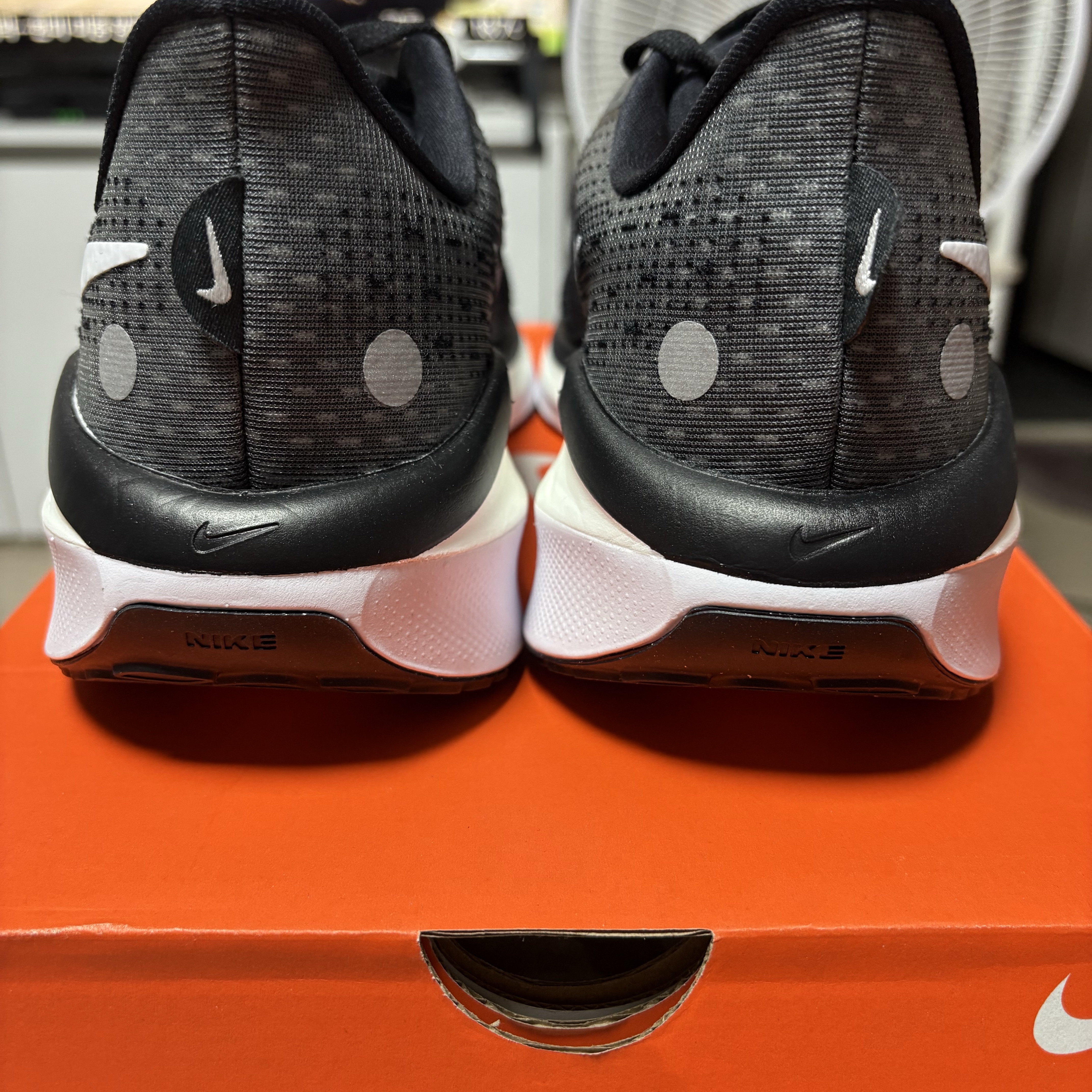 Nike Zoom 17 Anthracite White 착용 스타일 - 5