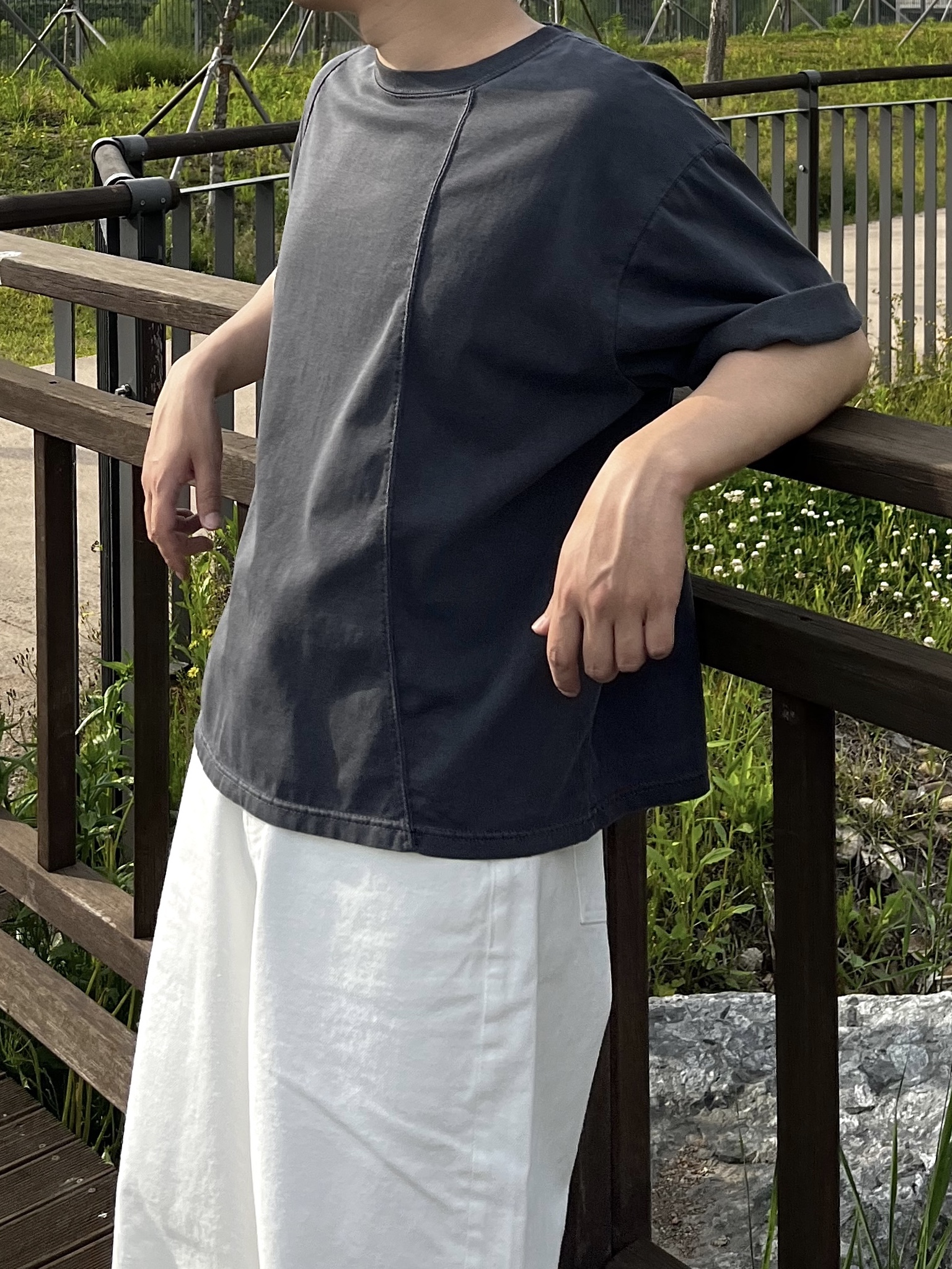 noun Wide Curved Denim Pants White, noun Natural Cut Sandal Black 착용 스타일 - 1