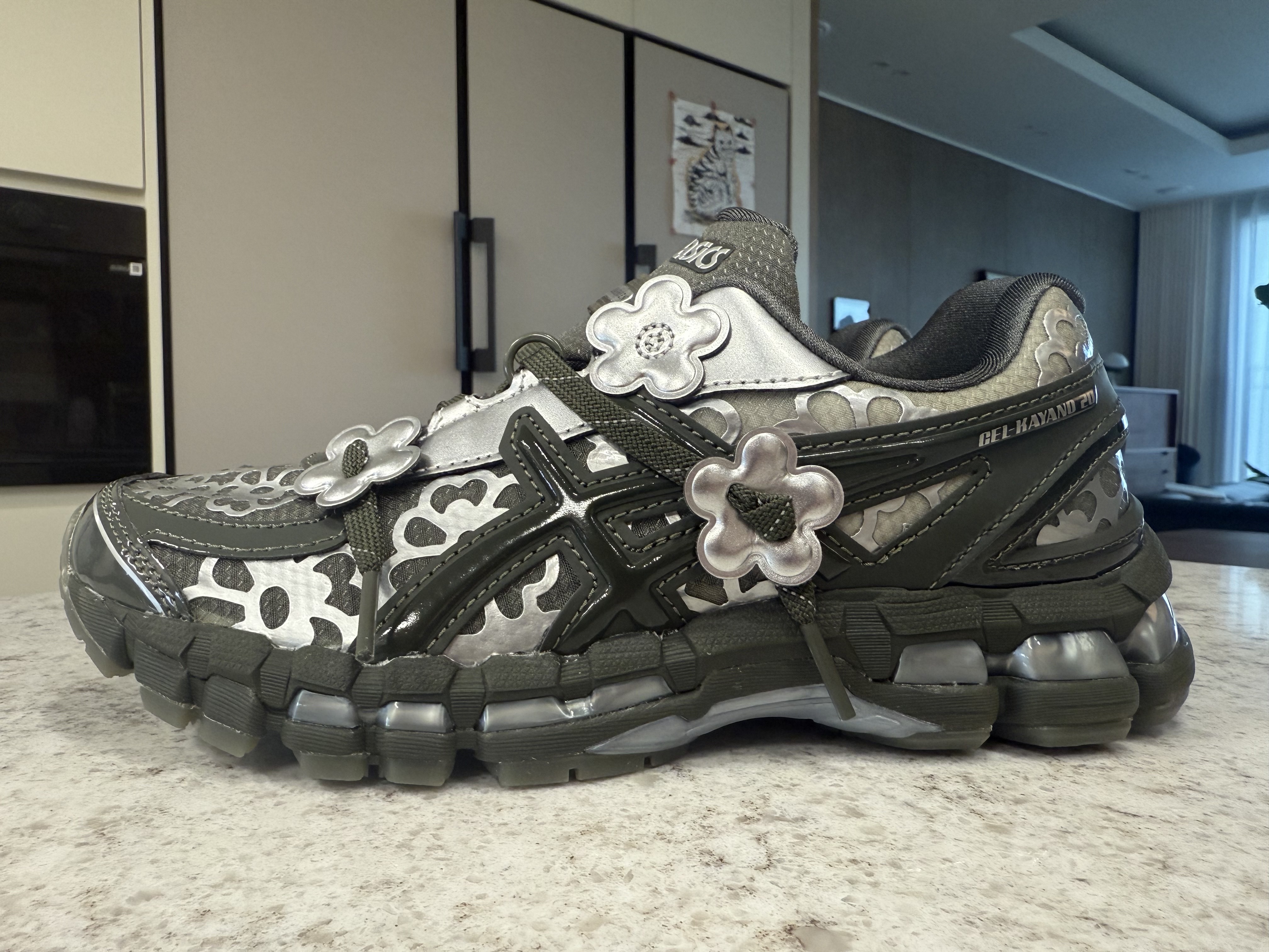 Asics x Cecilie Bahnsen Gel-Kayano 20 Olive 착용 스타일 - 10