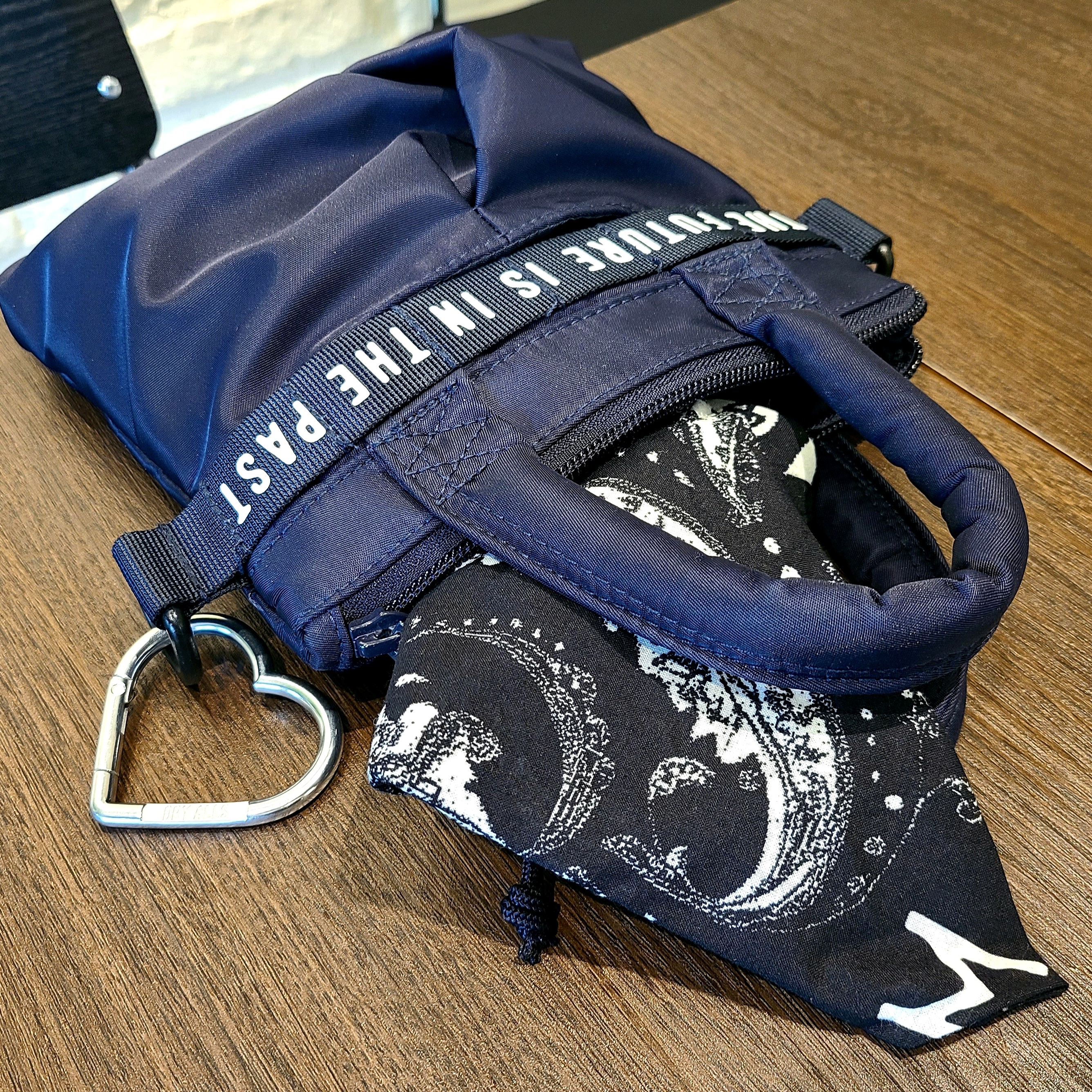 Human Made Mini Helmet Bag Navy, Human Made Heart Carabiner Silver 착용 스타일