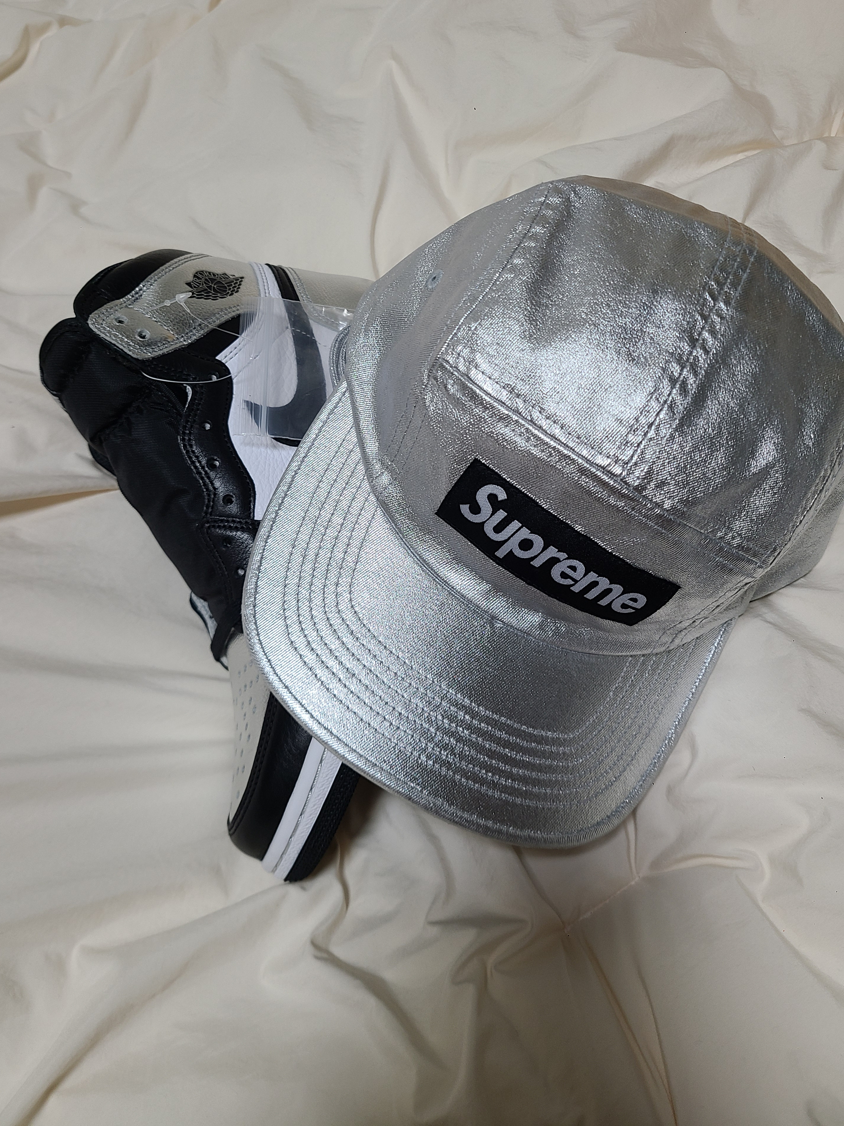 Supreme Washed Chino Twill Camp Cap Silver - 25SS, (W) Jordan 1 Retro High OG Silver Toe 착용 스타일 - 2