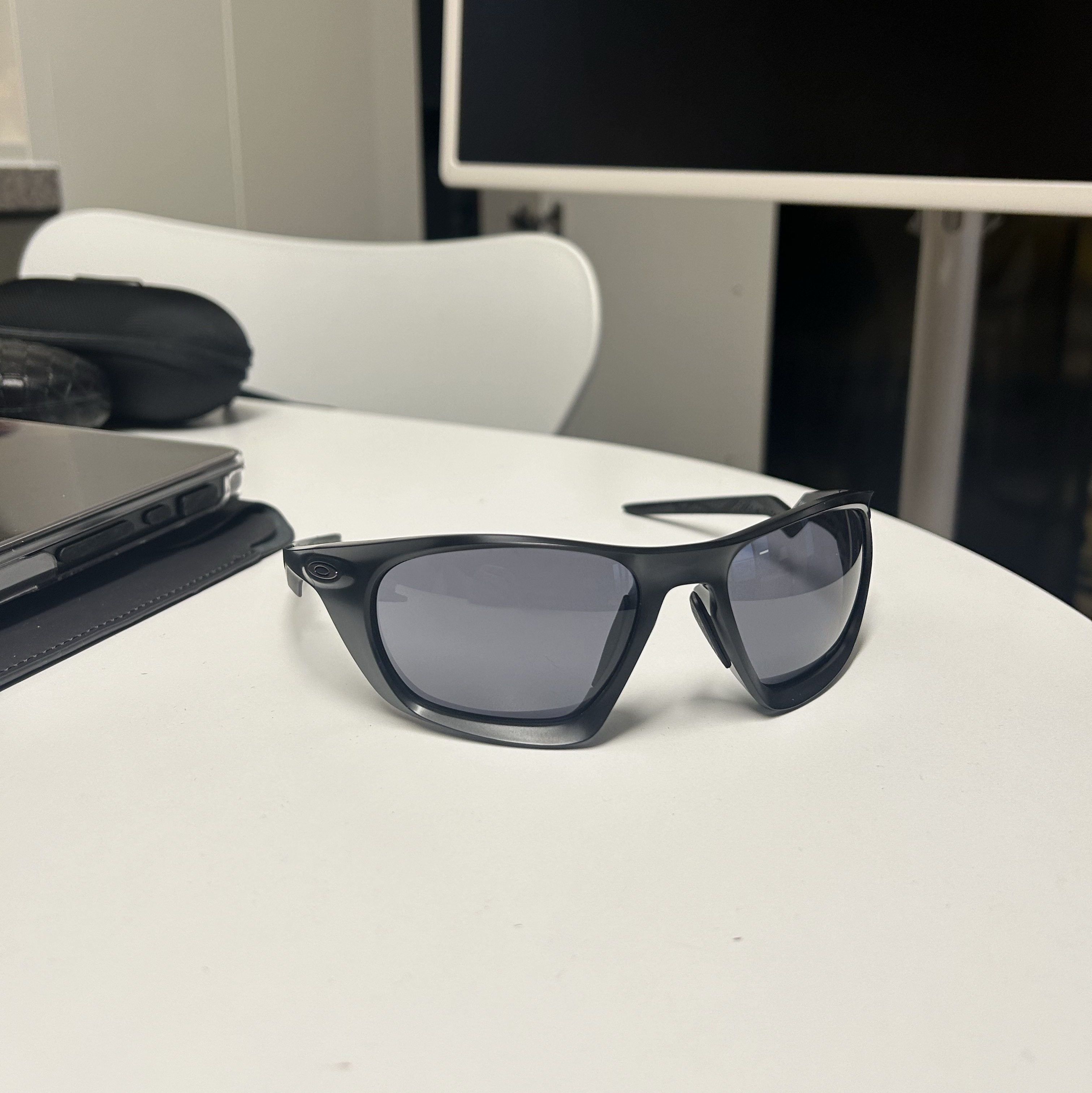 Oakley Lateralis Matte Black Ink Frame Prizm Grey Lenses High Bridge Fit 착용 스타일