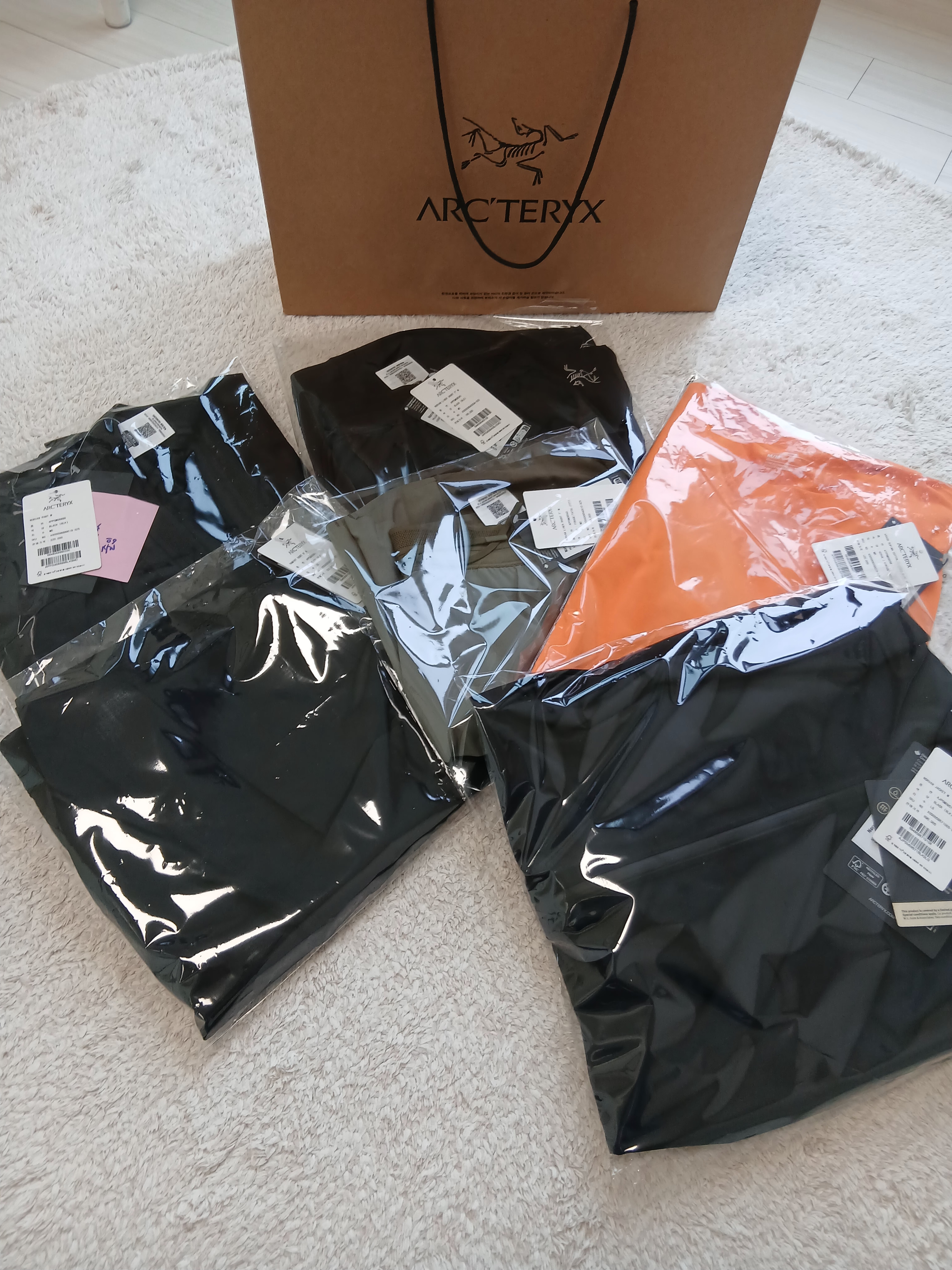 Arc'teryx Norvan Jacket Black, Arc'teryx Norvan Liner 7 Inch Shorts Black 착용 스타일 - 3