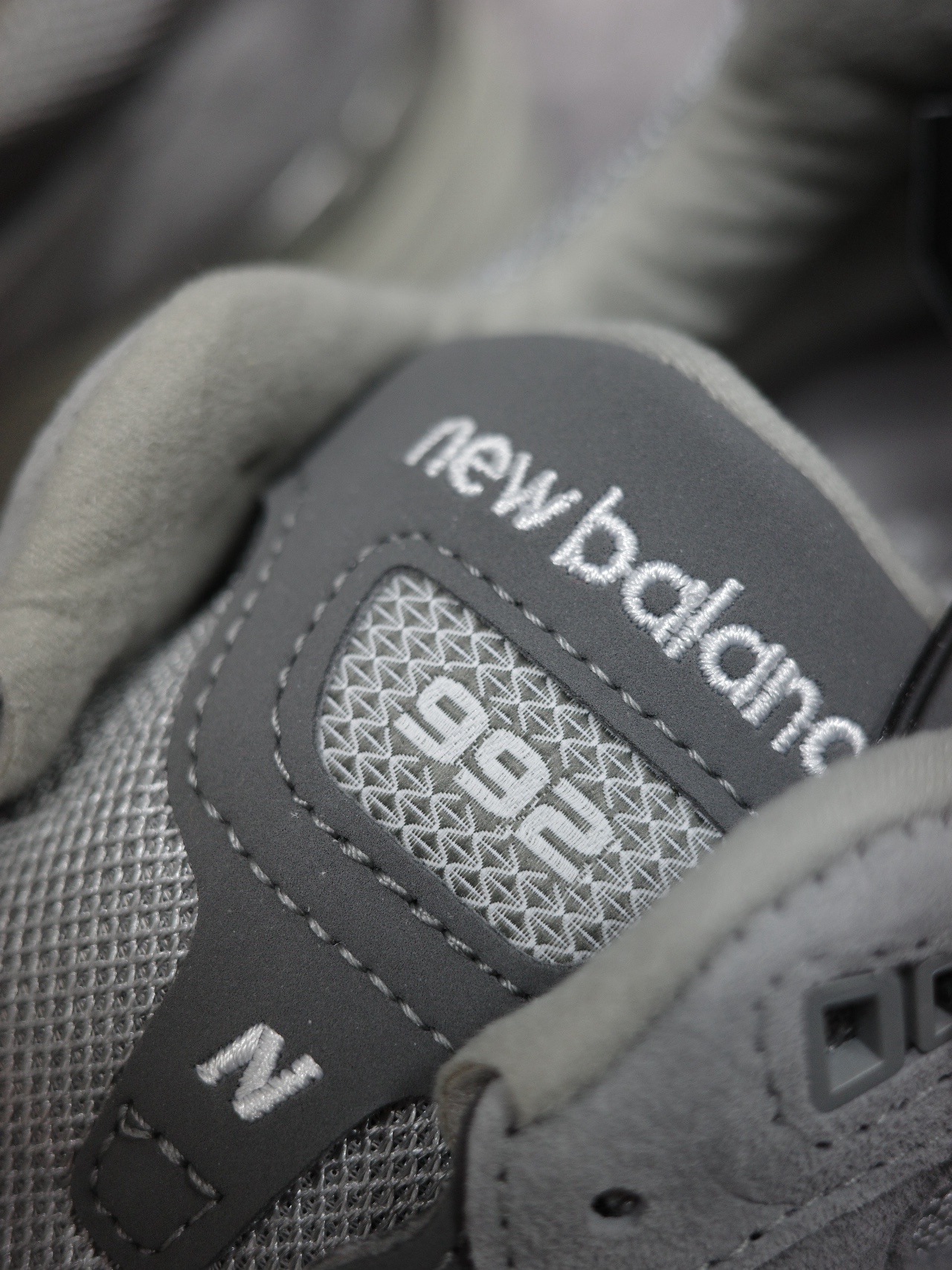 New Balance 992 Made in USA Core Grey Silver Metallic 착용 스타일 - 2
