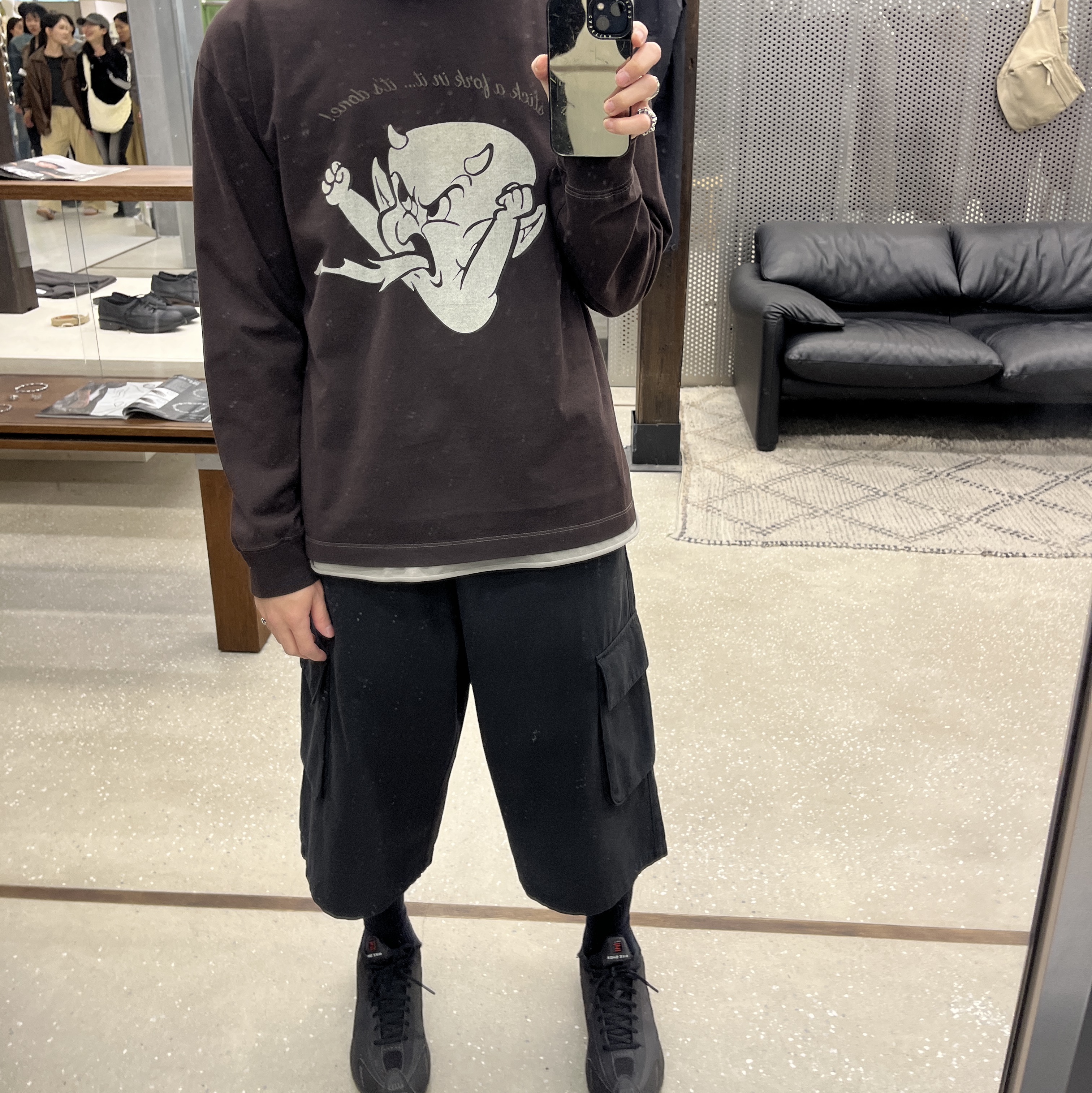 Polyteru Human Index index 1/2 Cargo Pants Black, Polyteru x Hot Stuff Long Sleeves 'Angry' Brown 착용 스타일 - 2