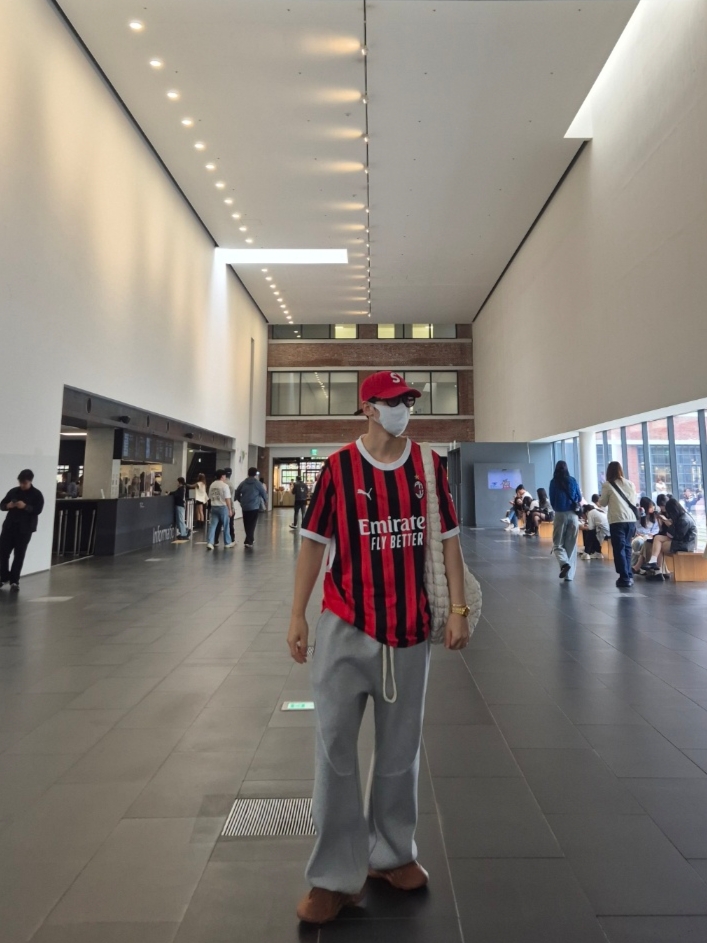Undermycar Mu.112 Original Logo Curve Line Stitch Bonded Sweat Pants Melange Gray, Puma AC Milan 2023/24 Home Authentic Jersey For All Time Red (Non Marking Ver.) 착용 스타일 - 1