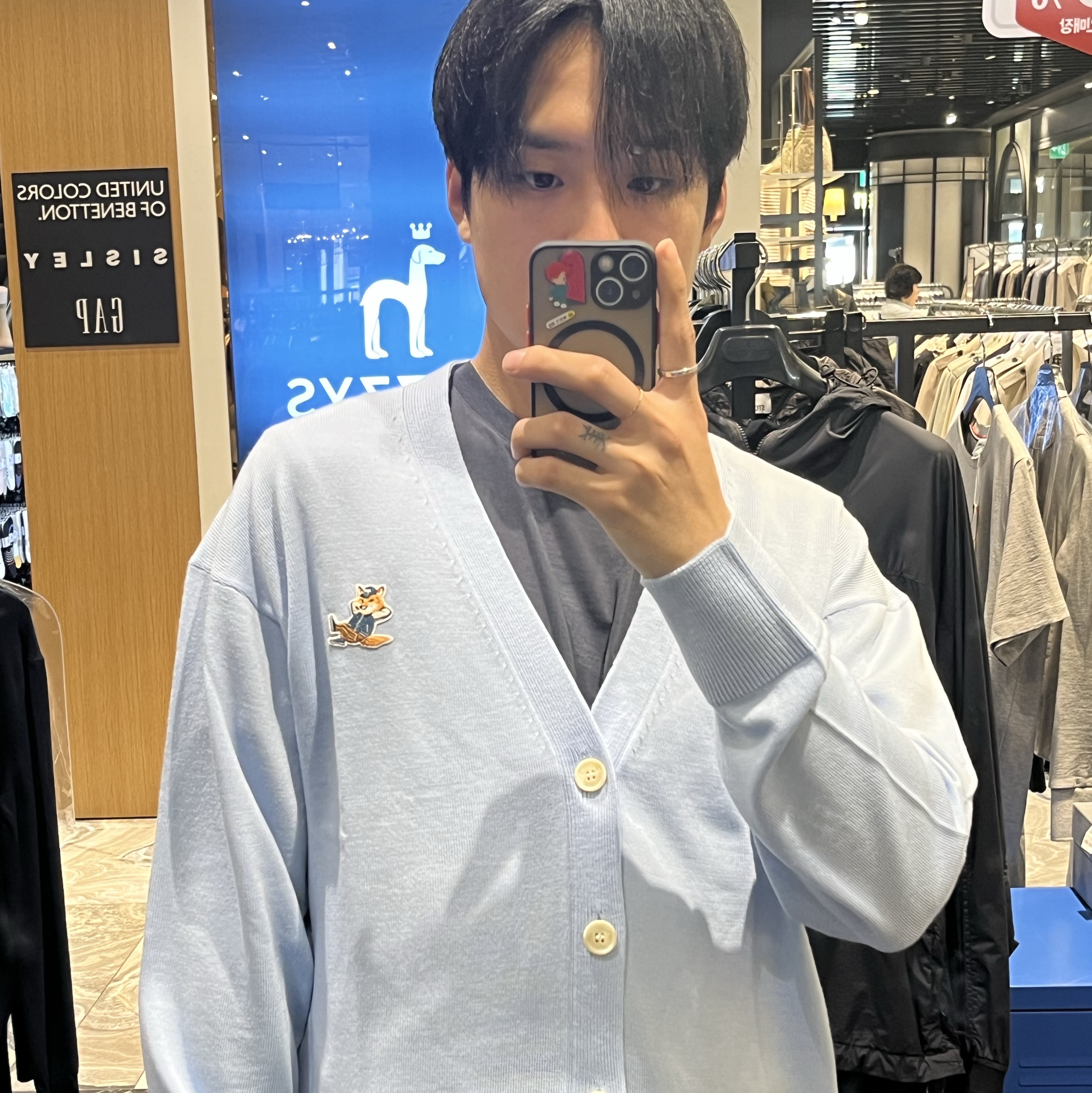 Maison Kitsune Dressed Fox Patch Relaxed Cardigan Pale Blue 착용 스타일 - 1