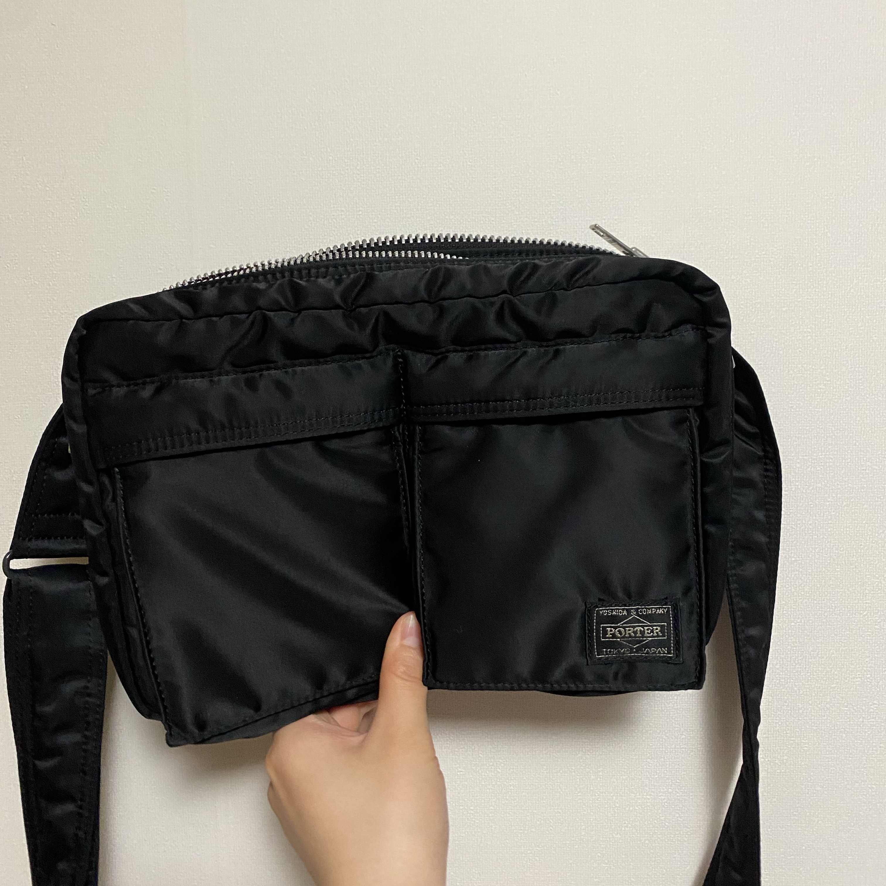Porter Tanker Shoulder Bag S Black 착용 스타일