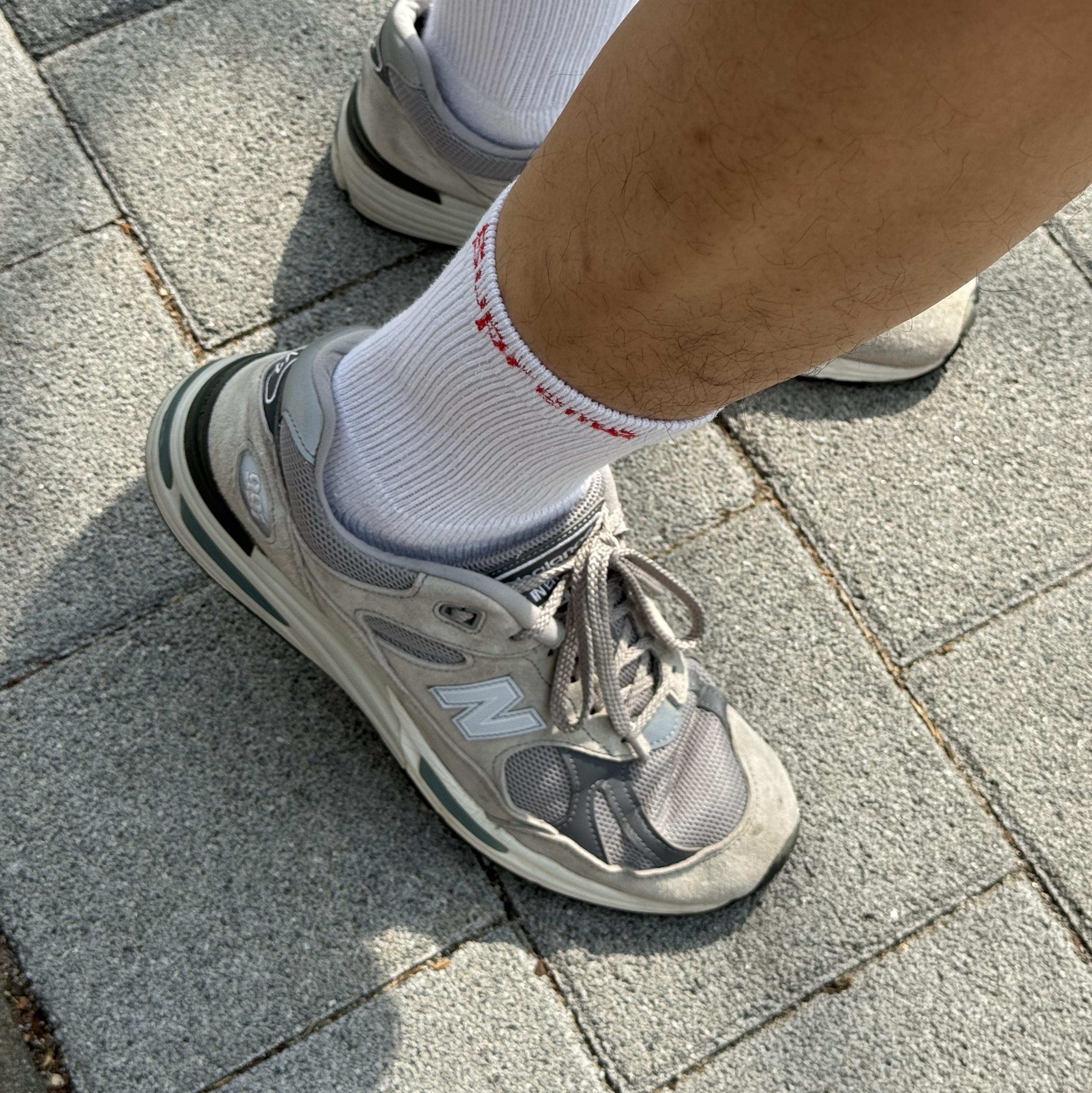 New Balance 991v2 Made in UK Rock Ridge Alloy Silver 착용 스타일
