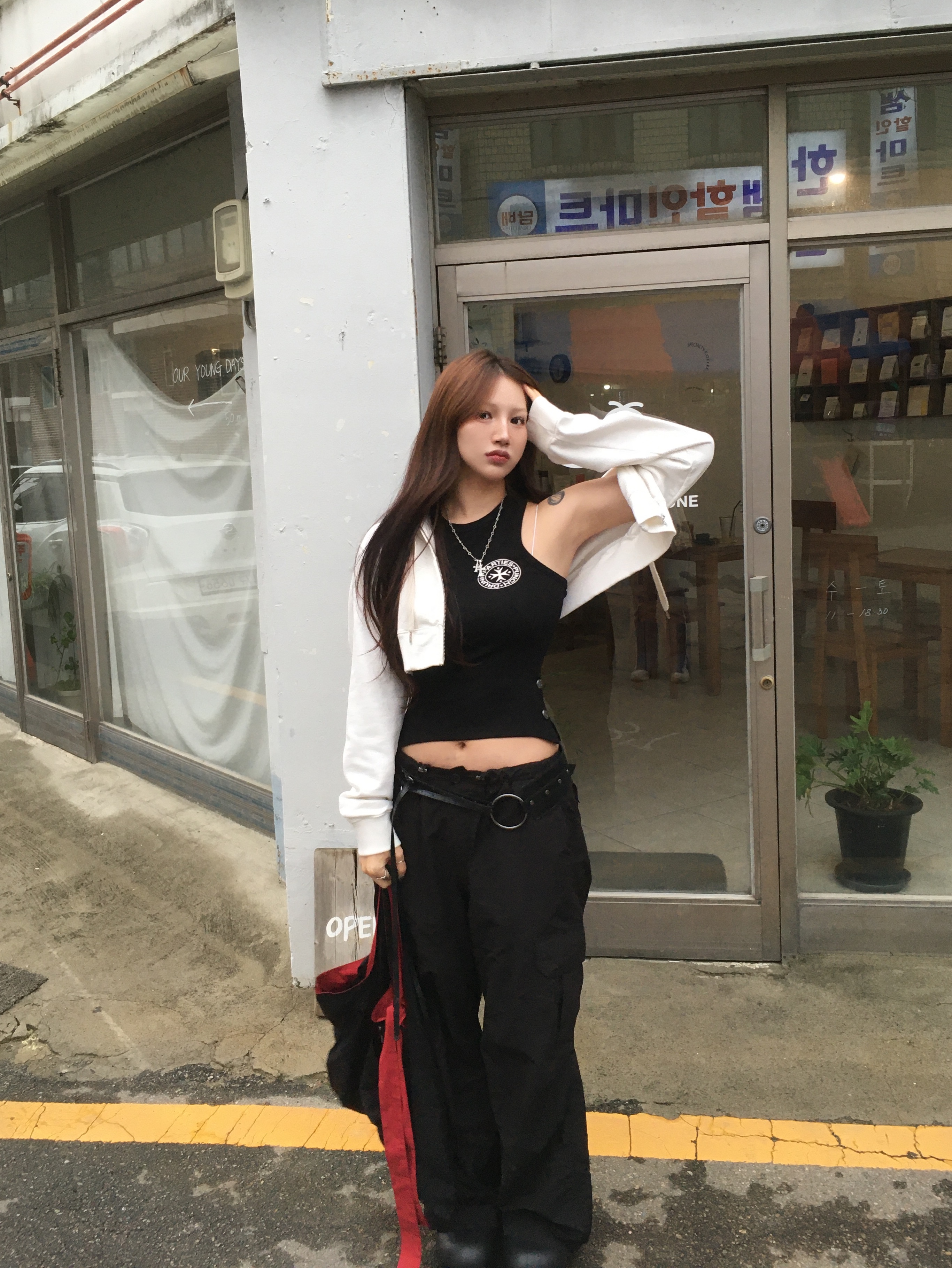 Punch Drunk Parties Mother's Worry Tank Top Black 착용 스타일