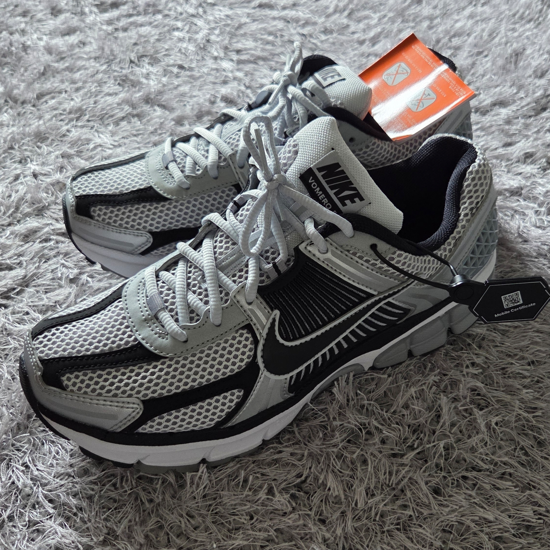 Nike Zoom Vomero 5 Metallic Silver Black 착용 스타일