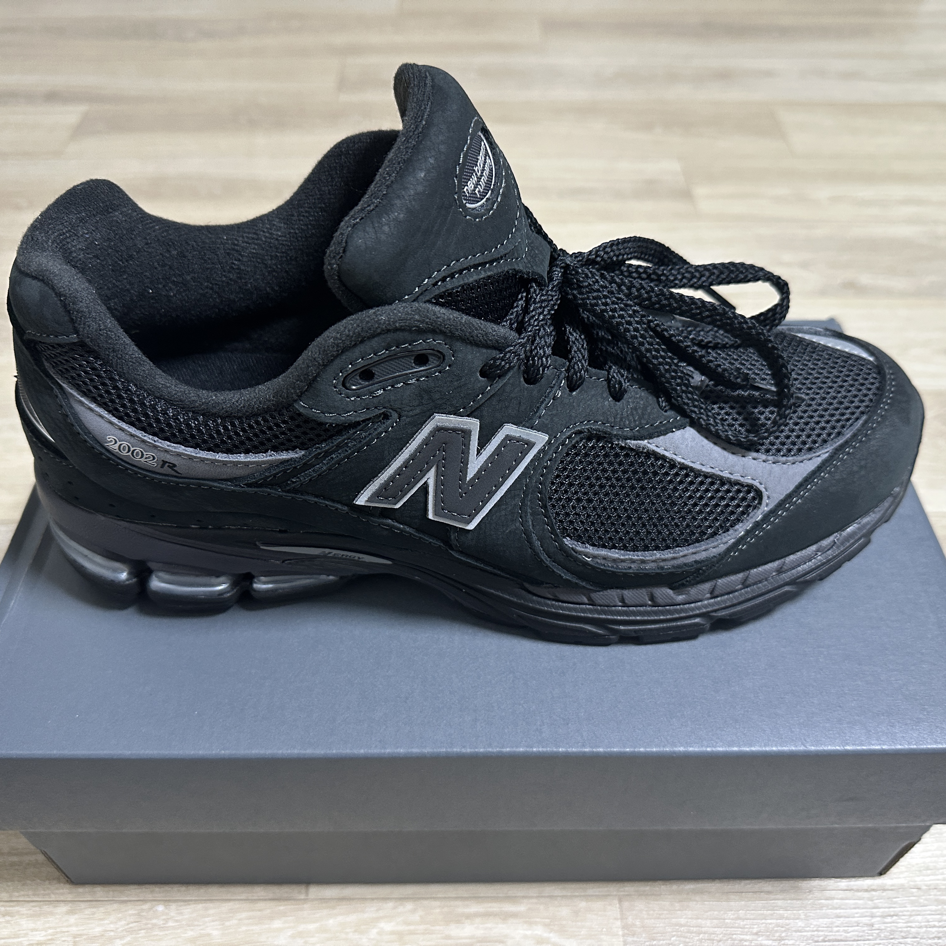 New Balance 2002R Dark Camo 착용 스타일 - 2