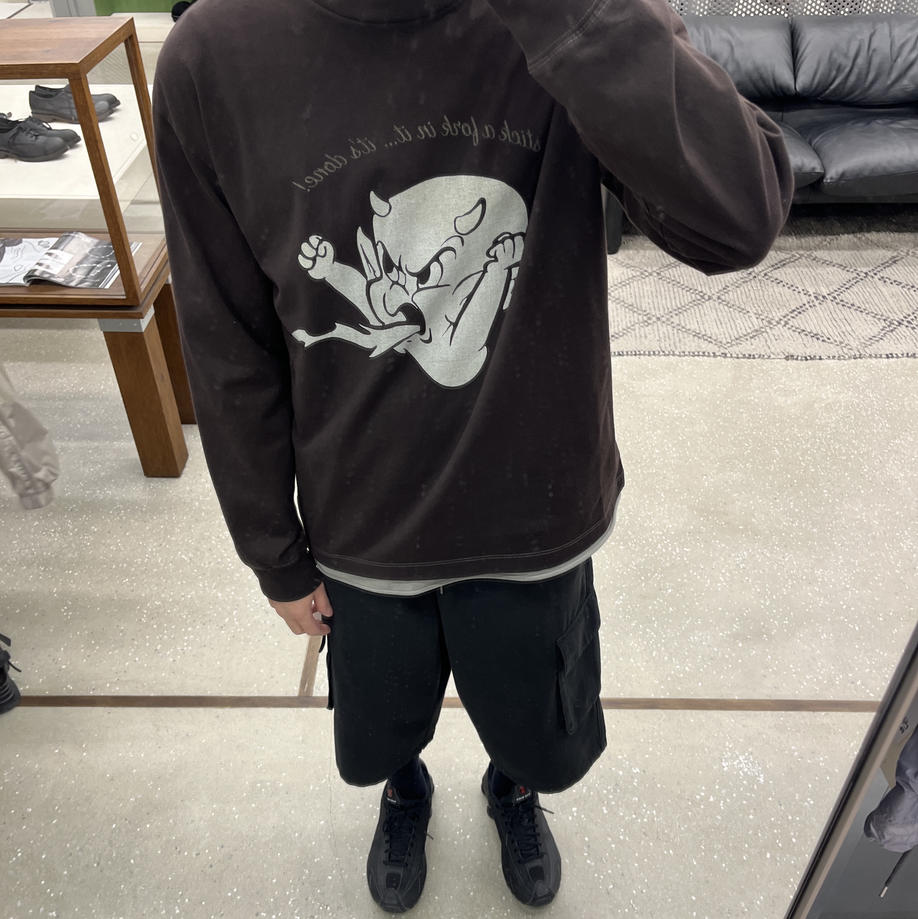 Polyteru Human Index index 1/2 Cargo Pants Black, Polyteru x Hot Stuff Long Sleeves 'Angry' Brown 착용 스타일 - 1