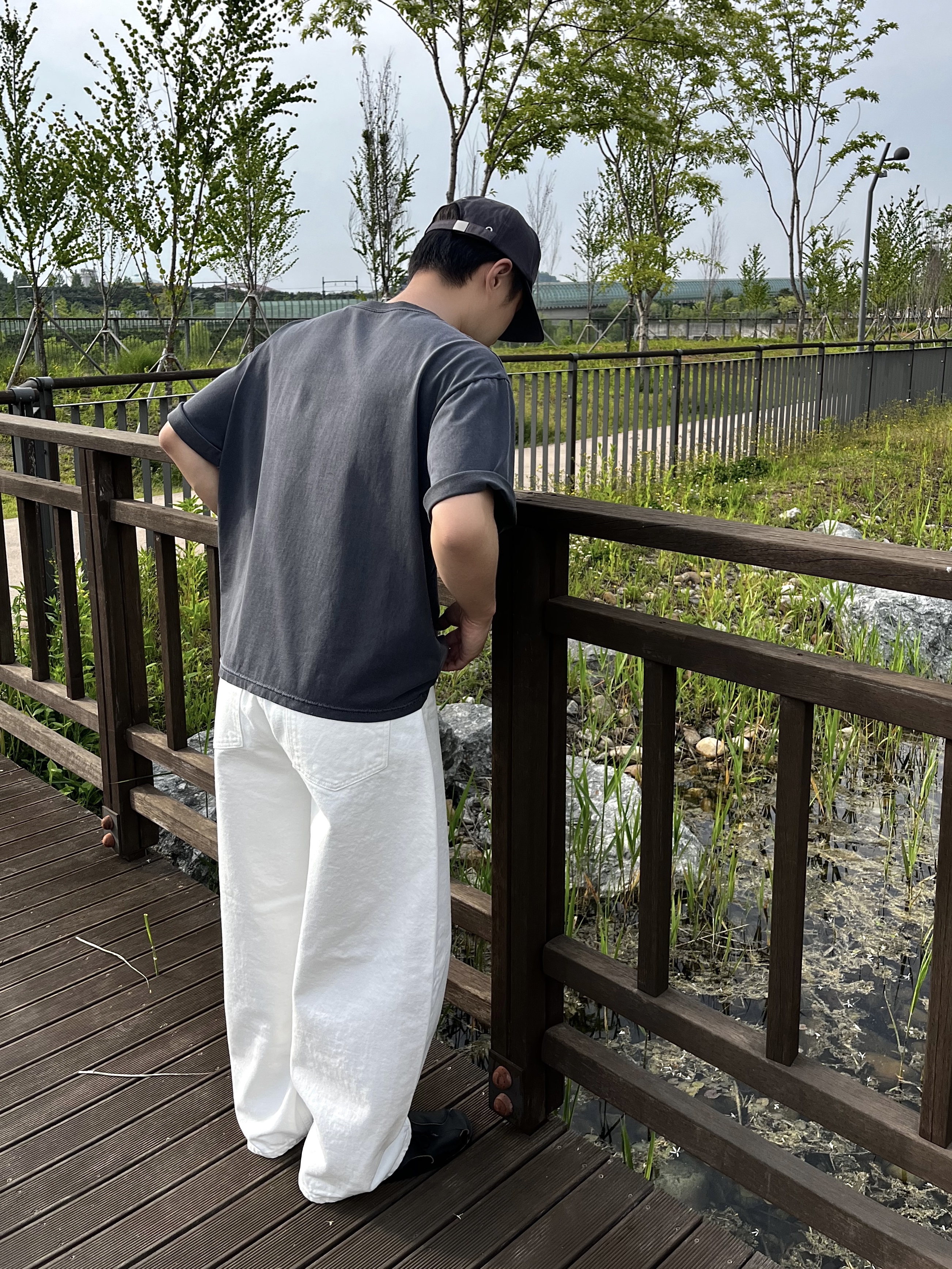 noun Wide Curved Denim Pants White, noun Natural Cut Sandal Black 착용 스타일 - 3