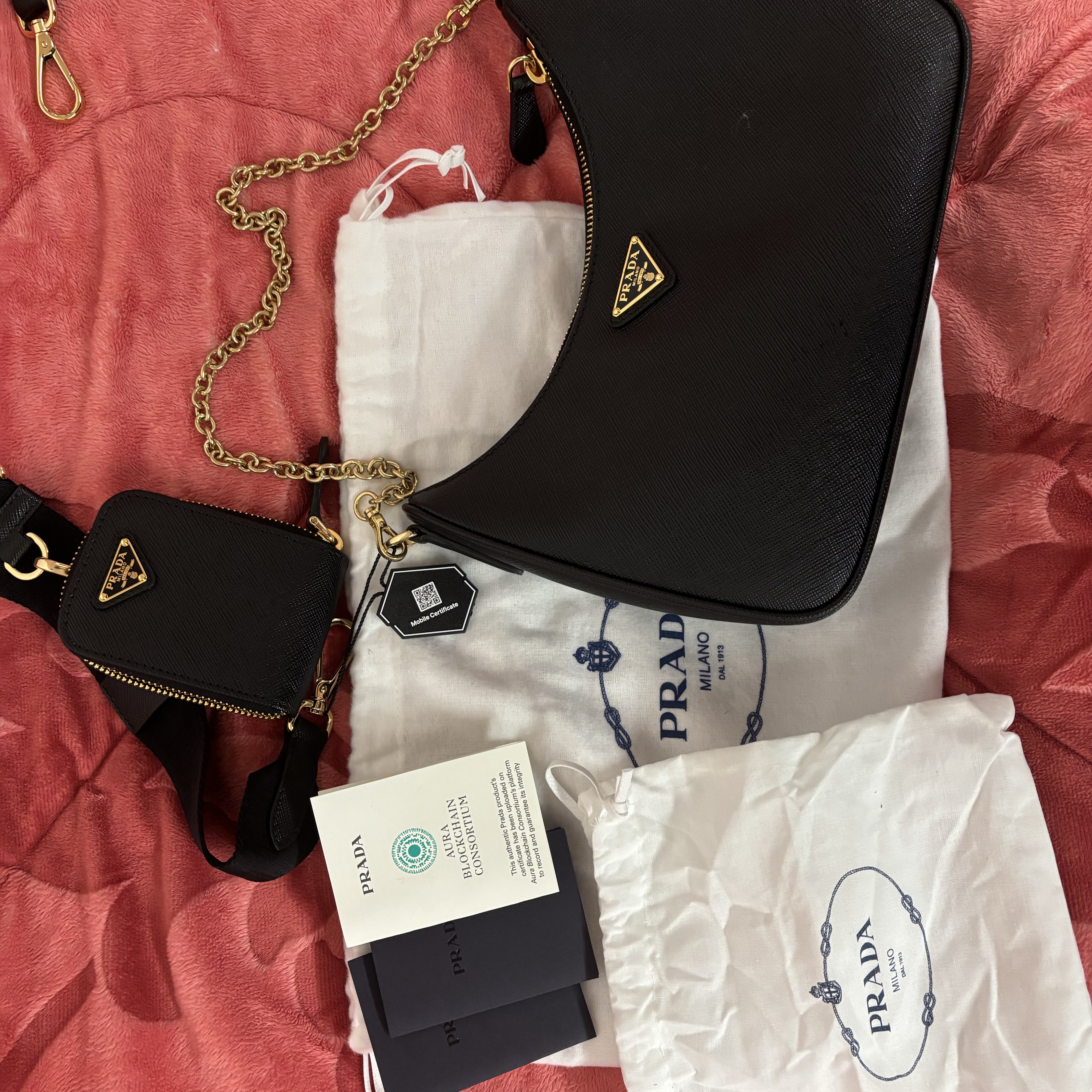 Prada Re-Edition 2005 Saffiano Leather Shoulder Bag Black 착용 스타일