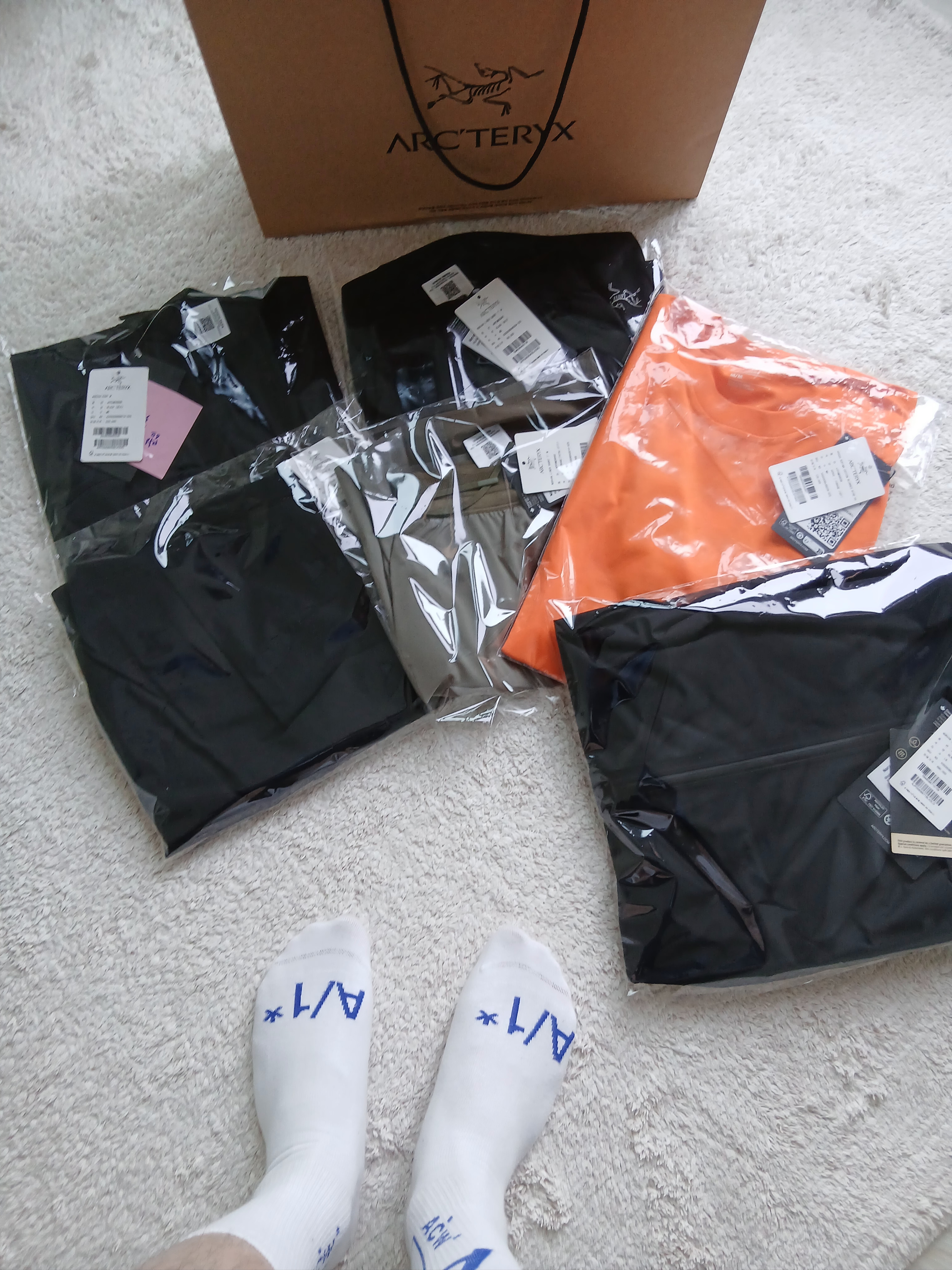 Arc'teryx Norvan Jacket Black, Arc'teryx Norvan Liner 7 Inch Shorts Black 착용 스타일 - 1