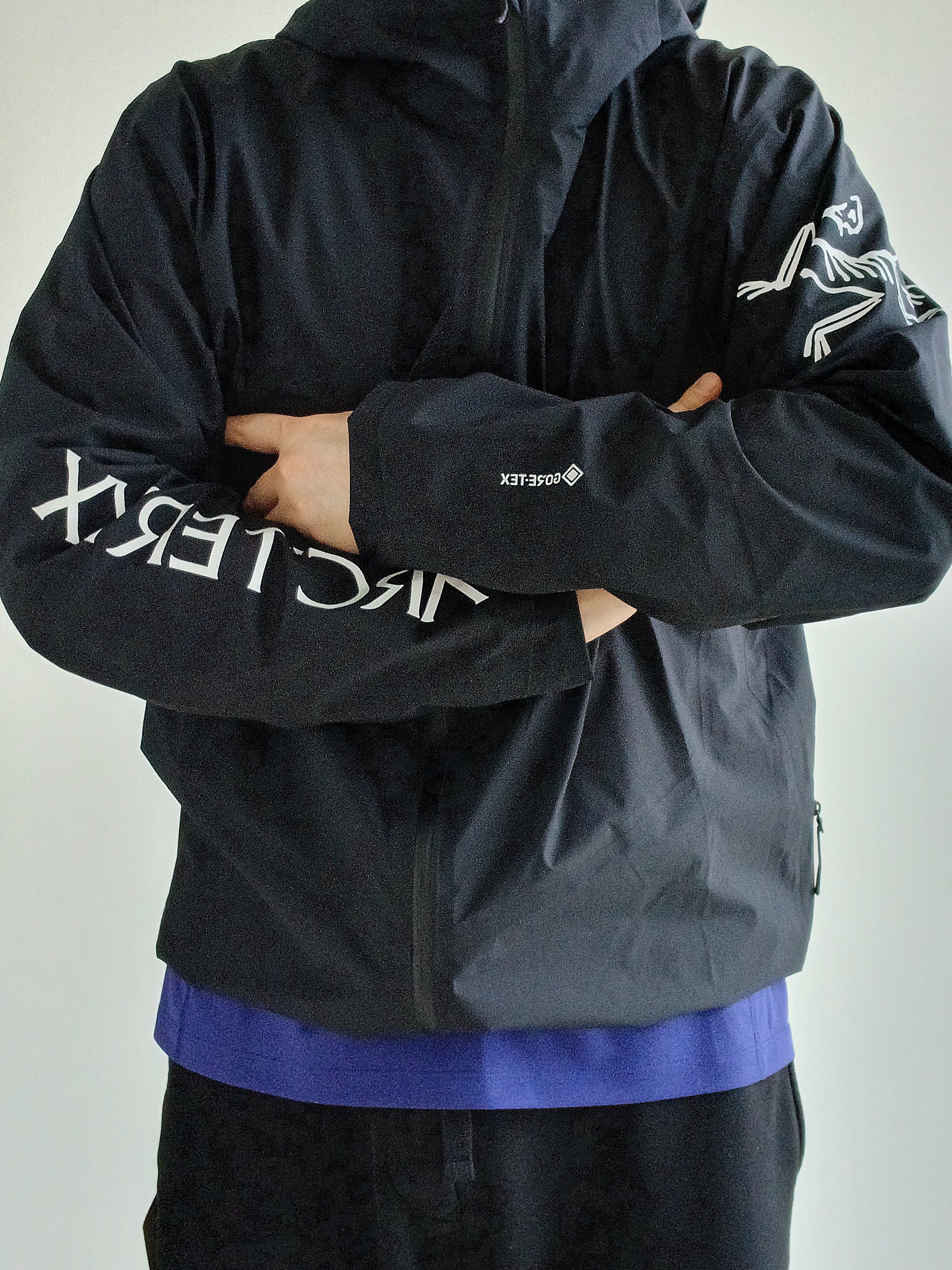 Arc'teryx Norvan Jacket Black, Arc'teryx Motus Arcword Crew SS T-Shirt Soulsonic Heather 착용 스타일 - 4