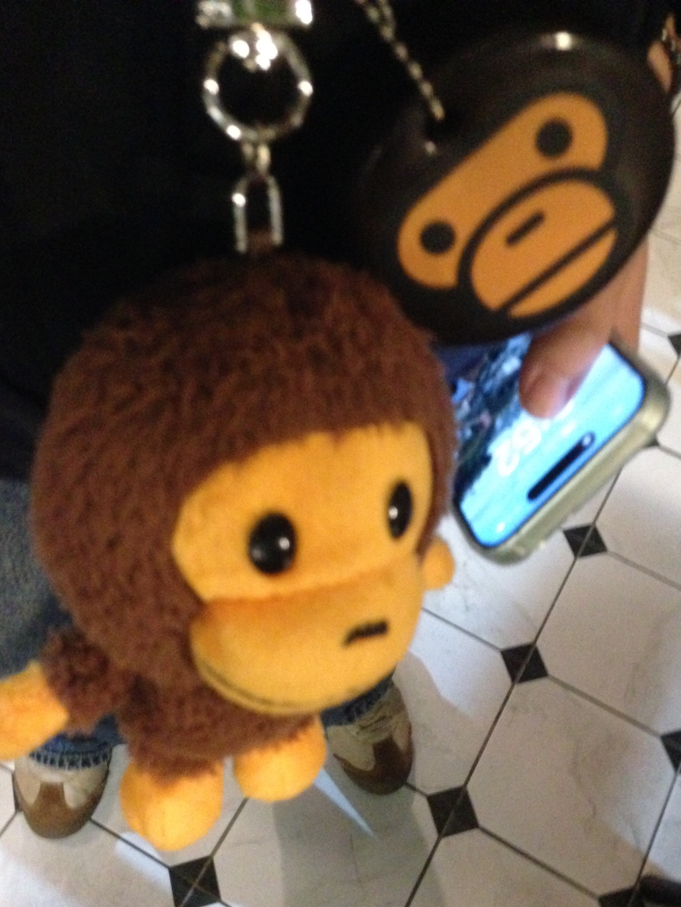 BAPE Baby Milo Keychain Brown, BAPE Baby Milo Plush Doll Key Chain 12cm Brown 착용 스타일 - 1