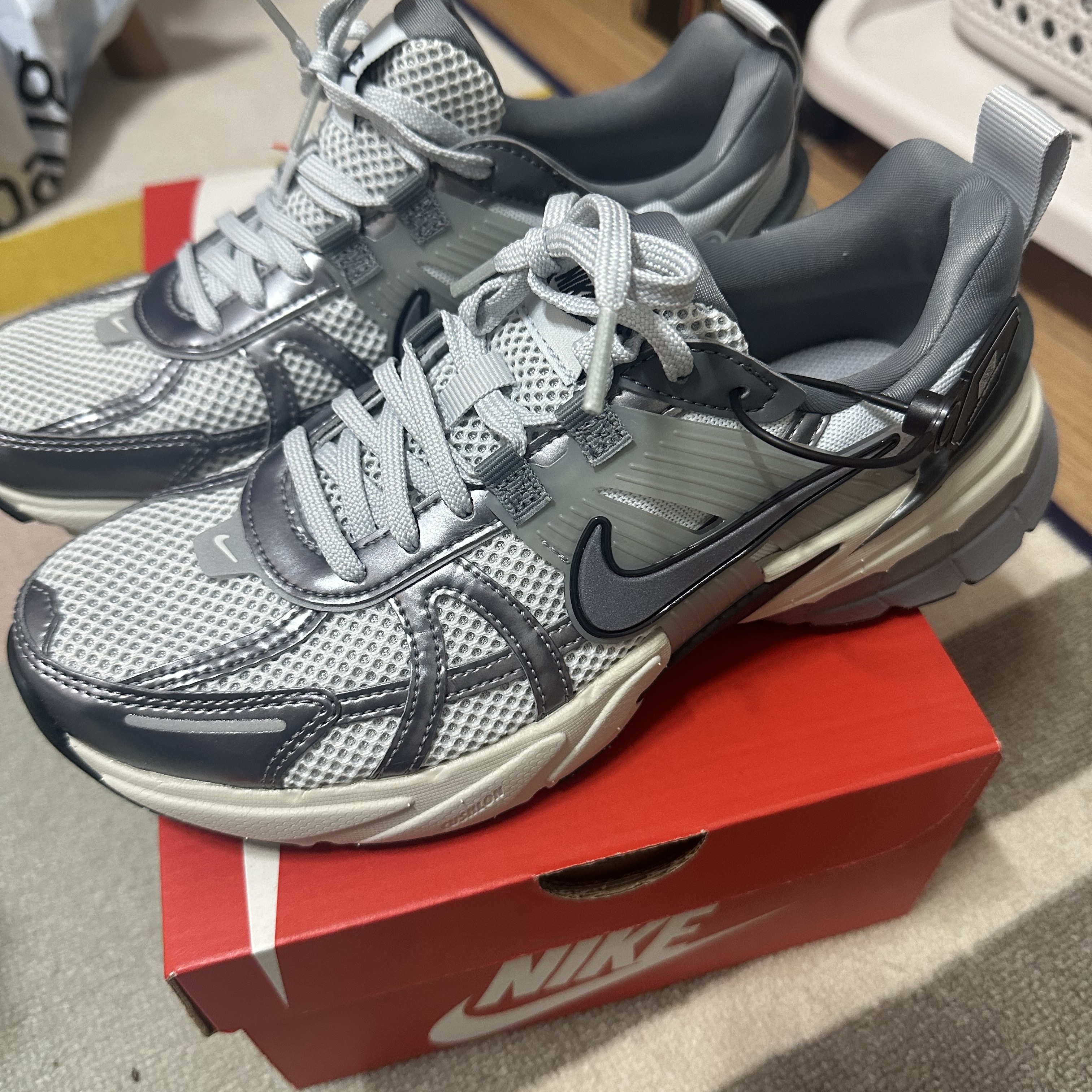 Nike V2K Run Pure Platinum Wolf Grey 착용 스타일 - 1