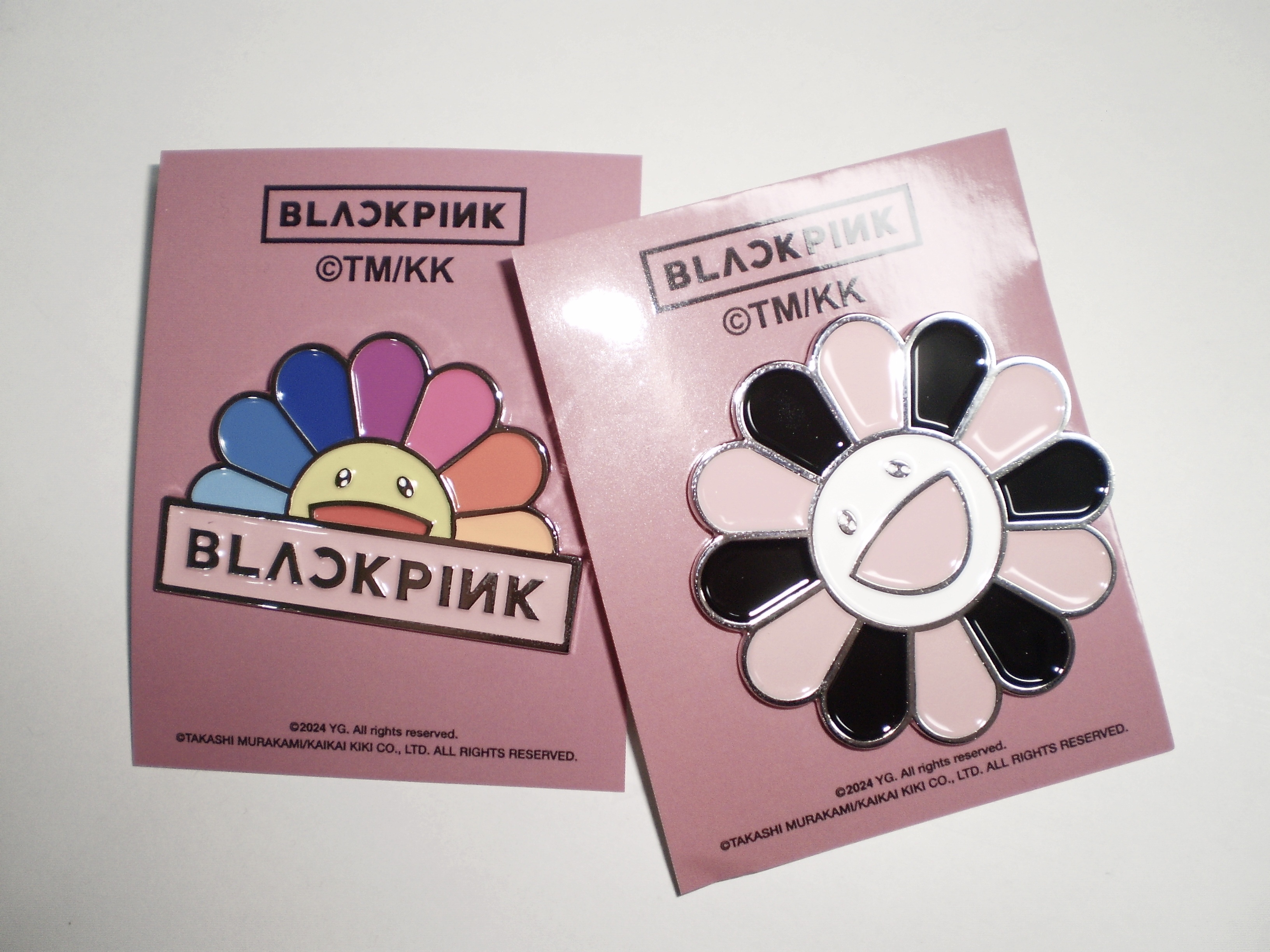 Kaikai Kiki x Blackpink Enamel Pin Blackpink Flower, Kaikai Kiki x Blackpink Enamel Pin Rainbow Flower 착용 스타일