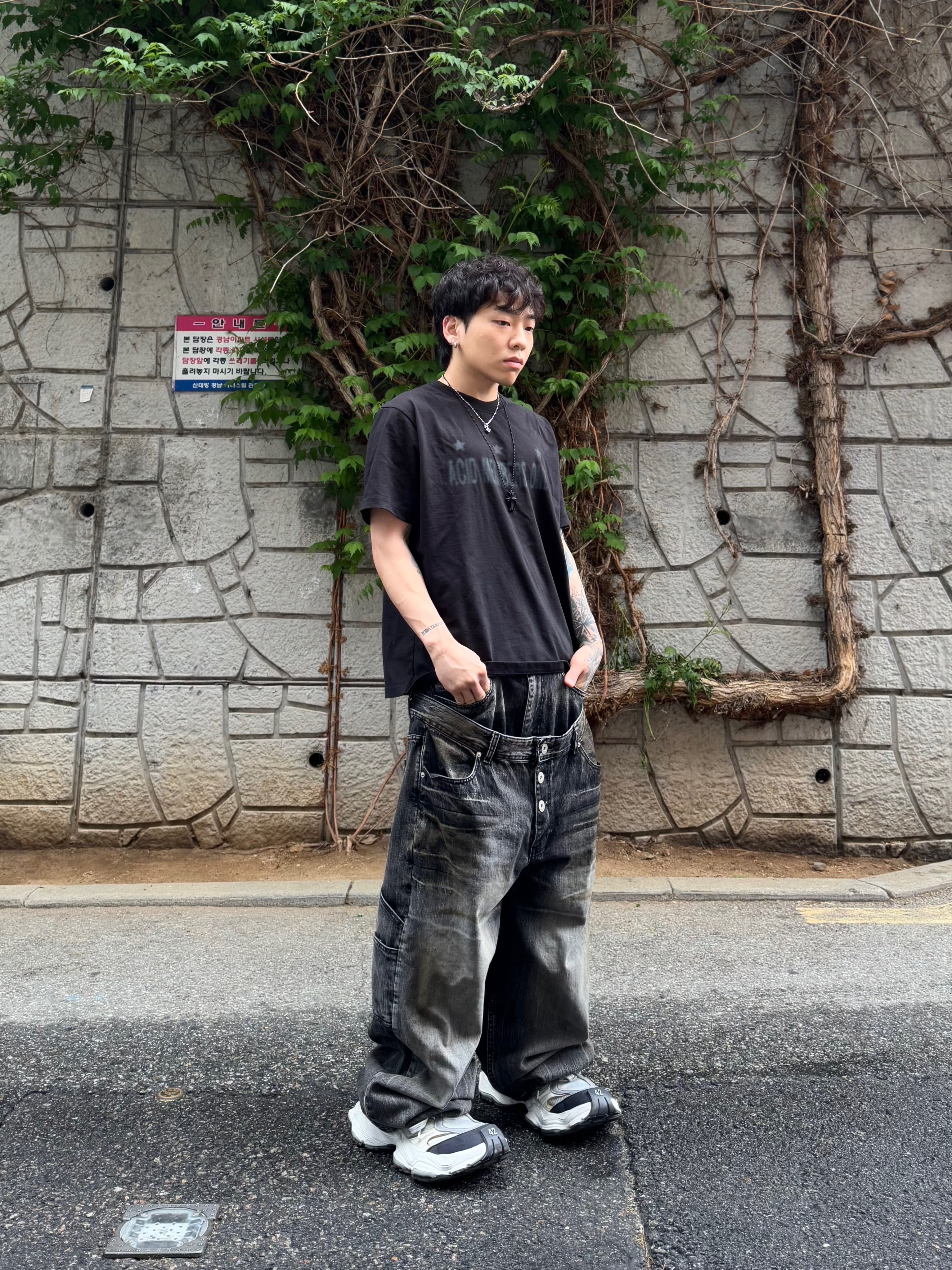 Balenciaga Cargo Sneakers White Grey 착용 스타일 - 1
