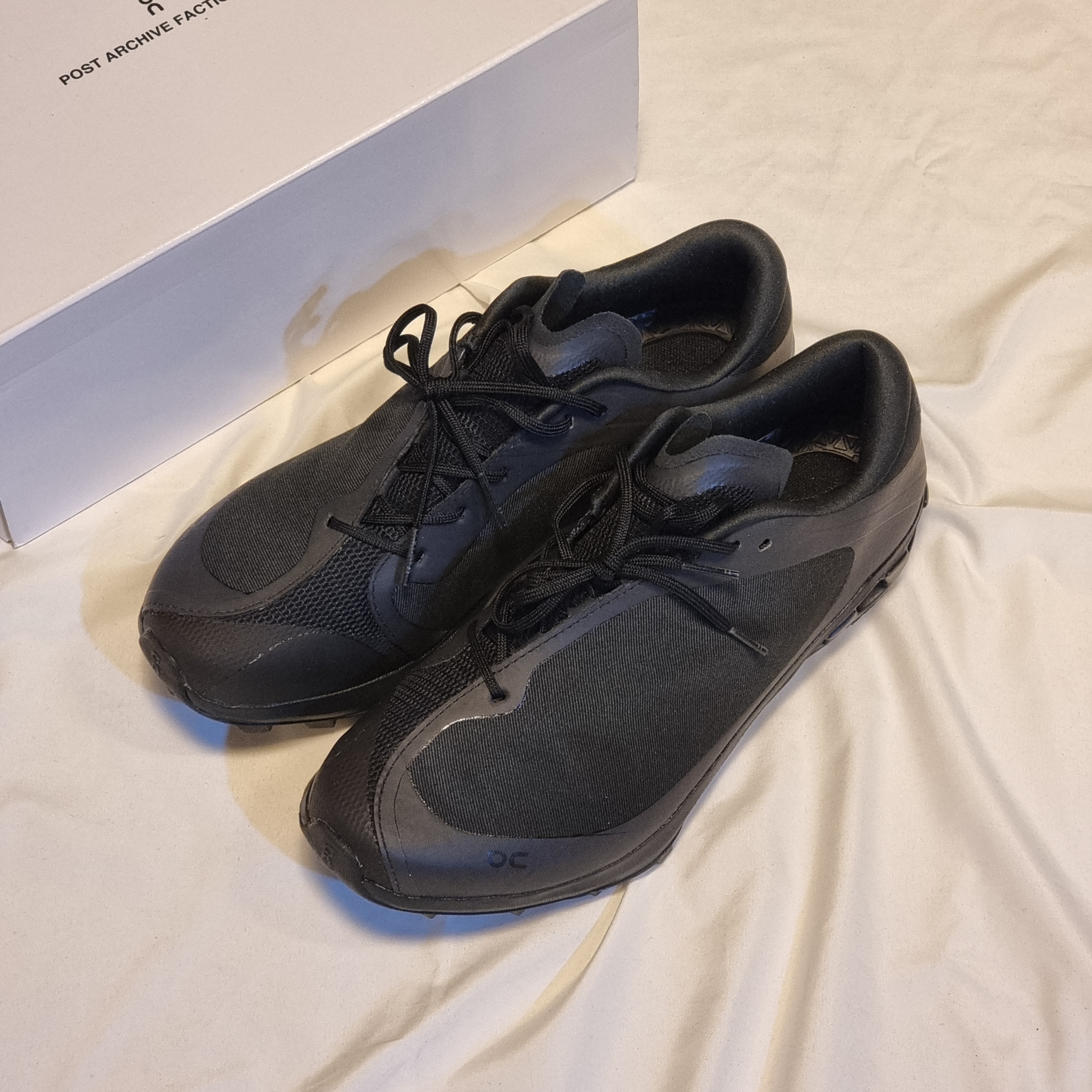 On Running x Post Archive Faction (Paf) Cloudventure Peak All Black 착용 스타일