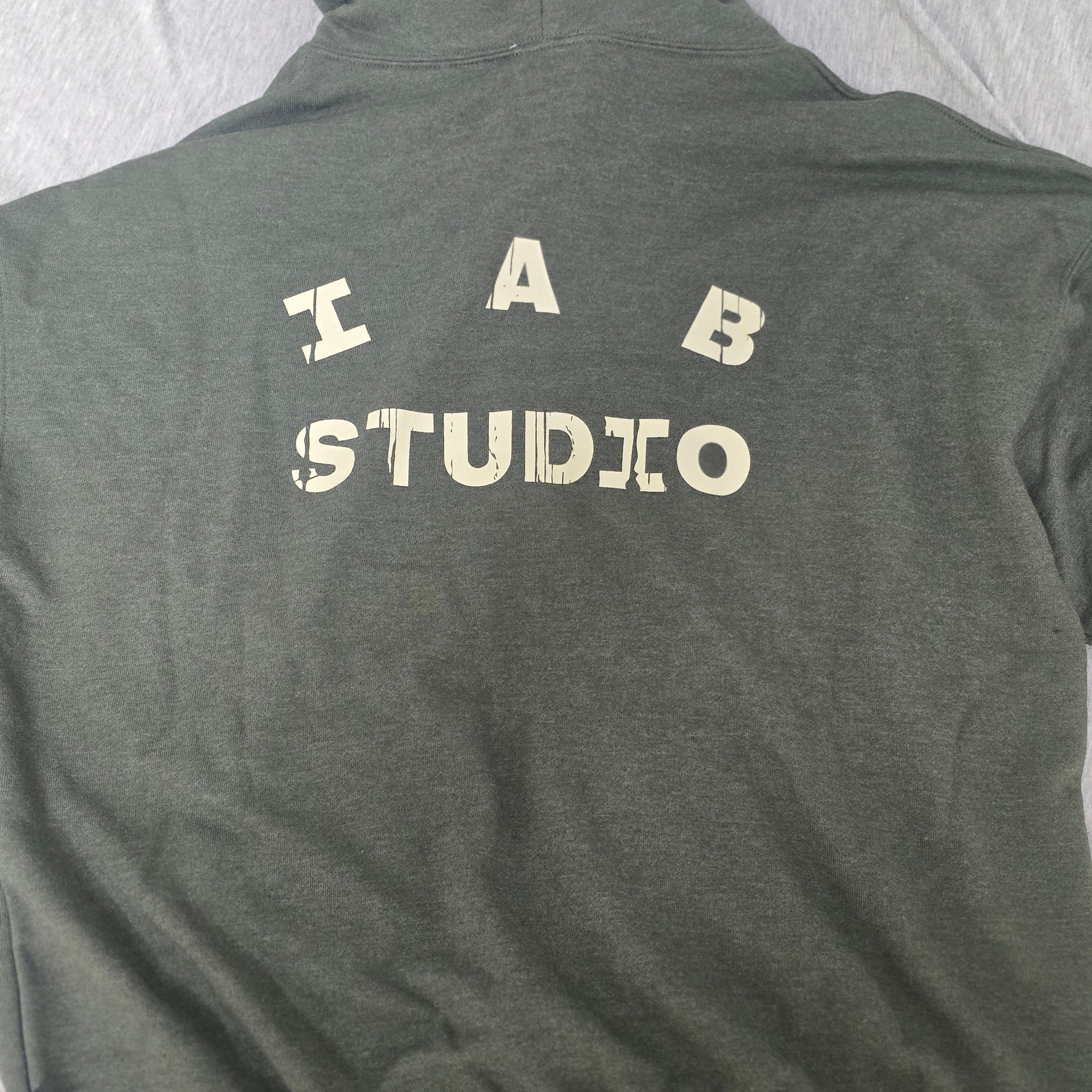 IAB Studio x D.P. Zip-Up Hoodie Dark Green 착용 스타일 - 2