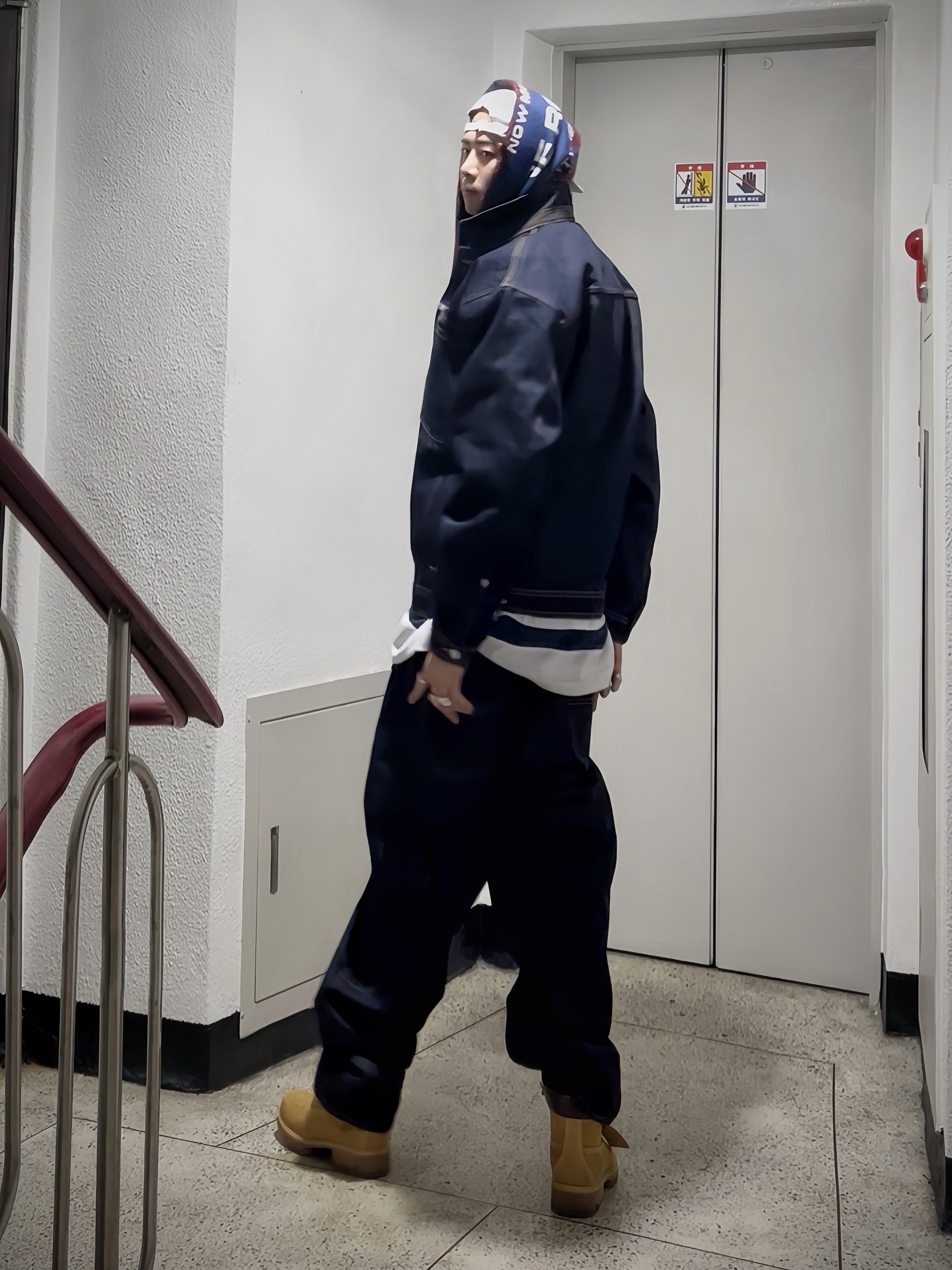 Supreme x Martine Rose Scarf Blue - 24FW, Supreme x MM6 Maison Margiela Painted Camp Cap White - 24SS 착용 스타일 - 3