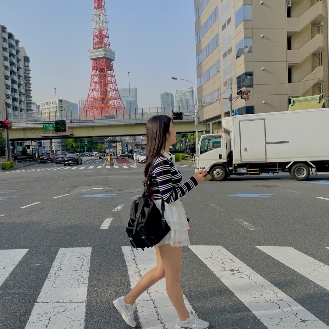 Prada Re-Nylon Medium Backpack Black, (W) Nike Zoom Vomero 5 Photon Dust and Metallic Silver 착용 스타일