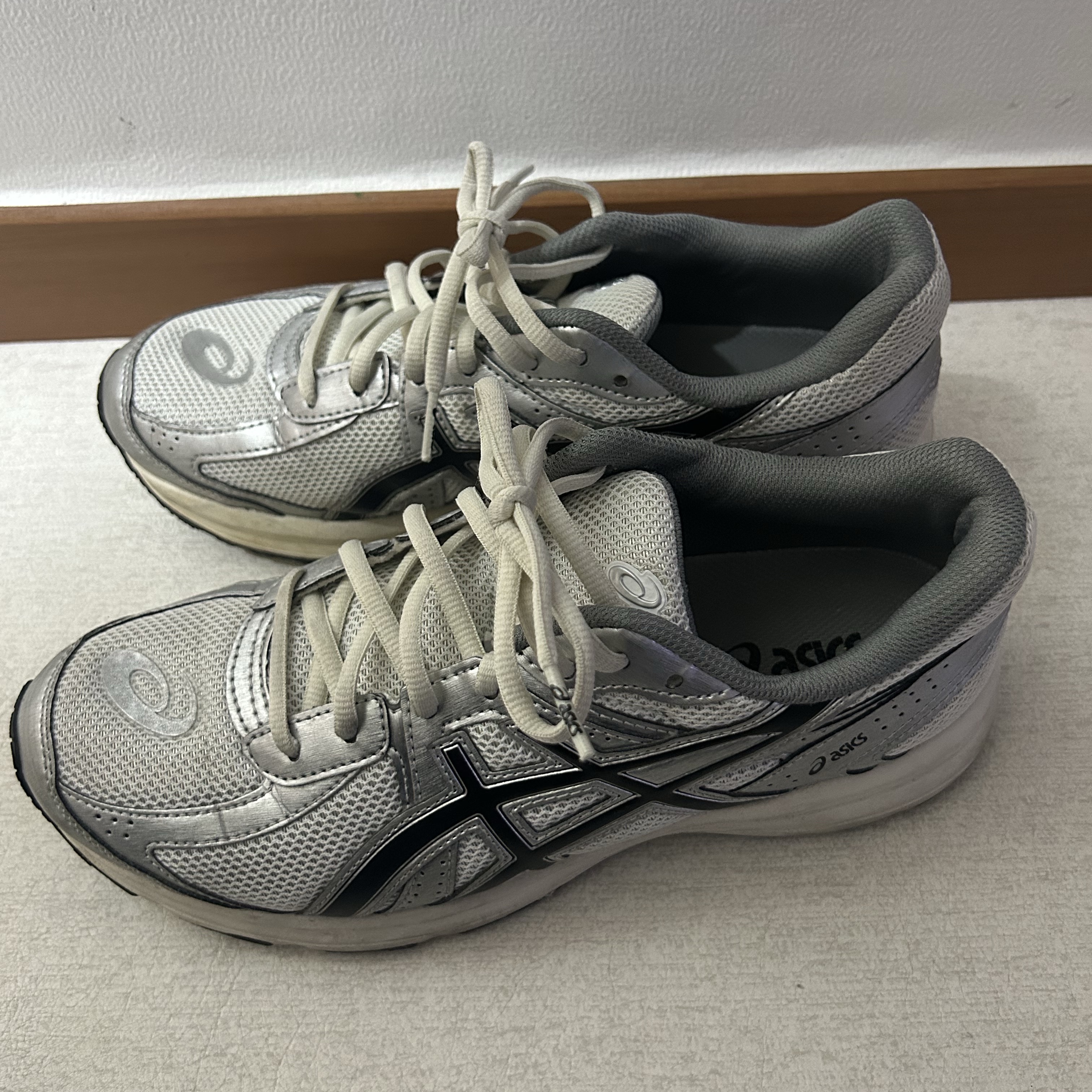 Asics Jog 100 S White Black - 2E Wide 착용 스타일