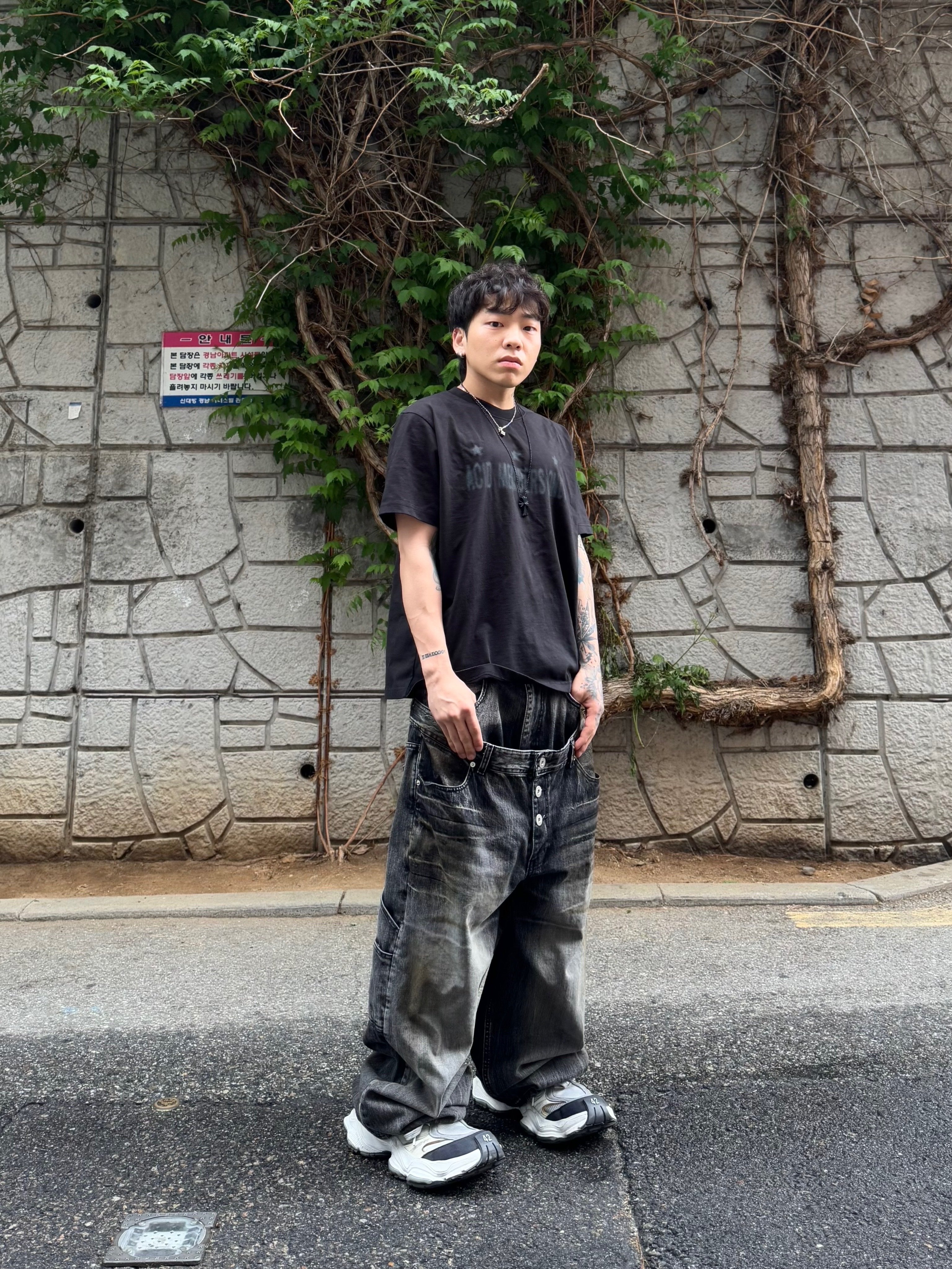 Balenciaga Cargo Sneakers White Grey 착용 스타일 - 5