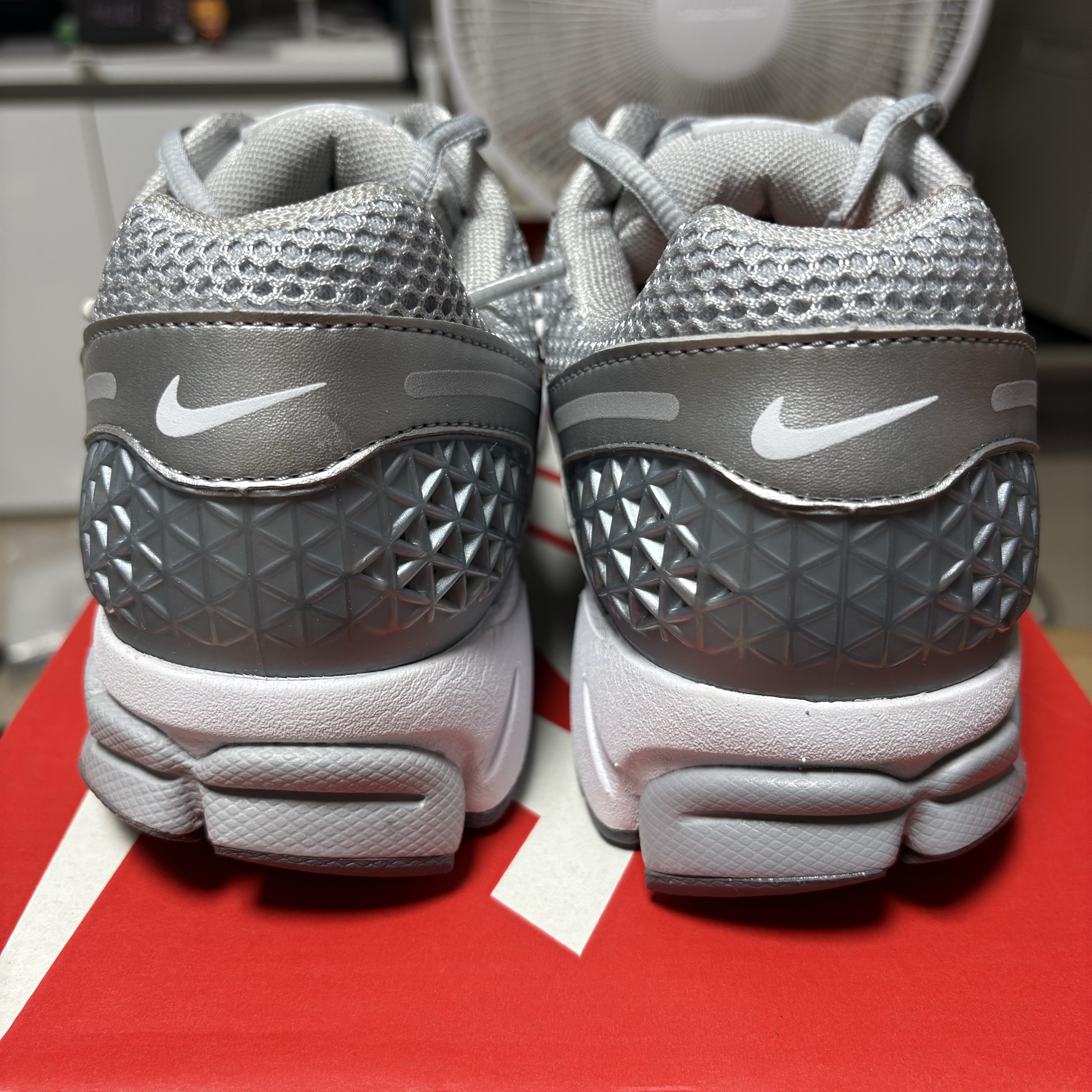 Nike Zoom Vomero 5 Wolf Grey White 착용 스타일 - 5