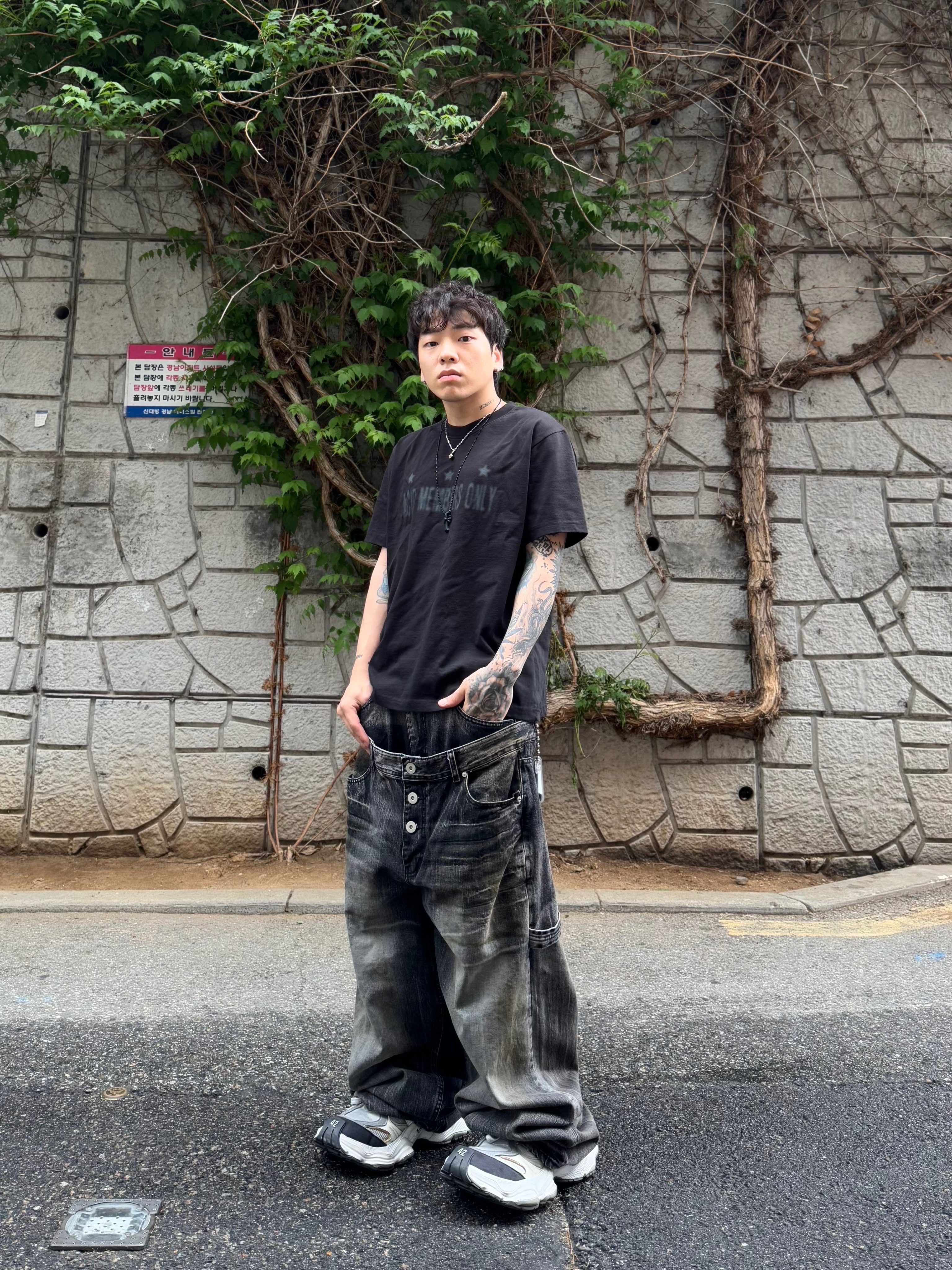 Balenciaga Cargo Sneakers White Grey 착용 스타일 - 4