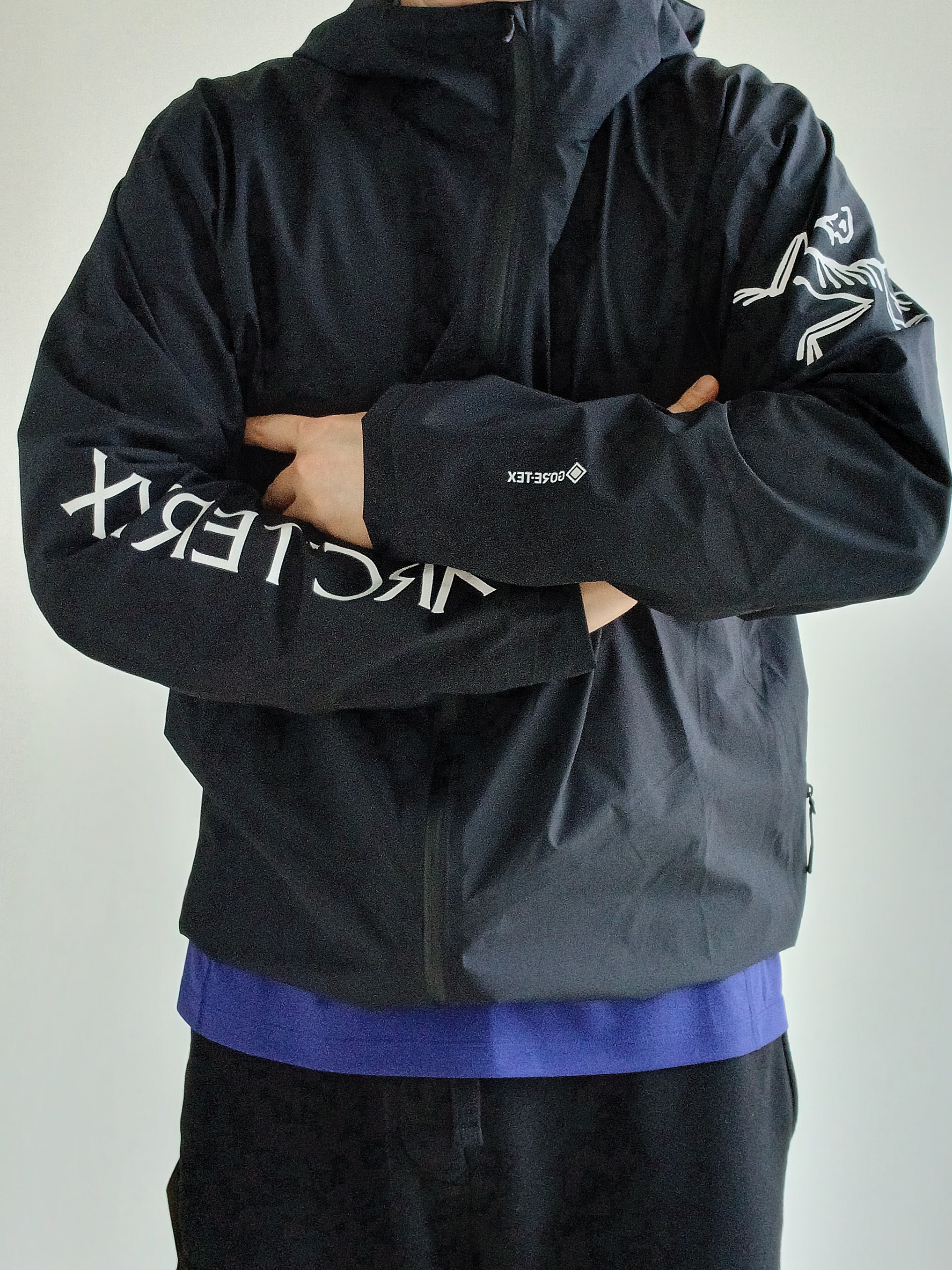 Nike ACG Trail Cap Black, Arc'teryx Norvan Jacket Black 착용 스타일 - 2