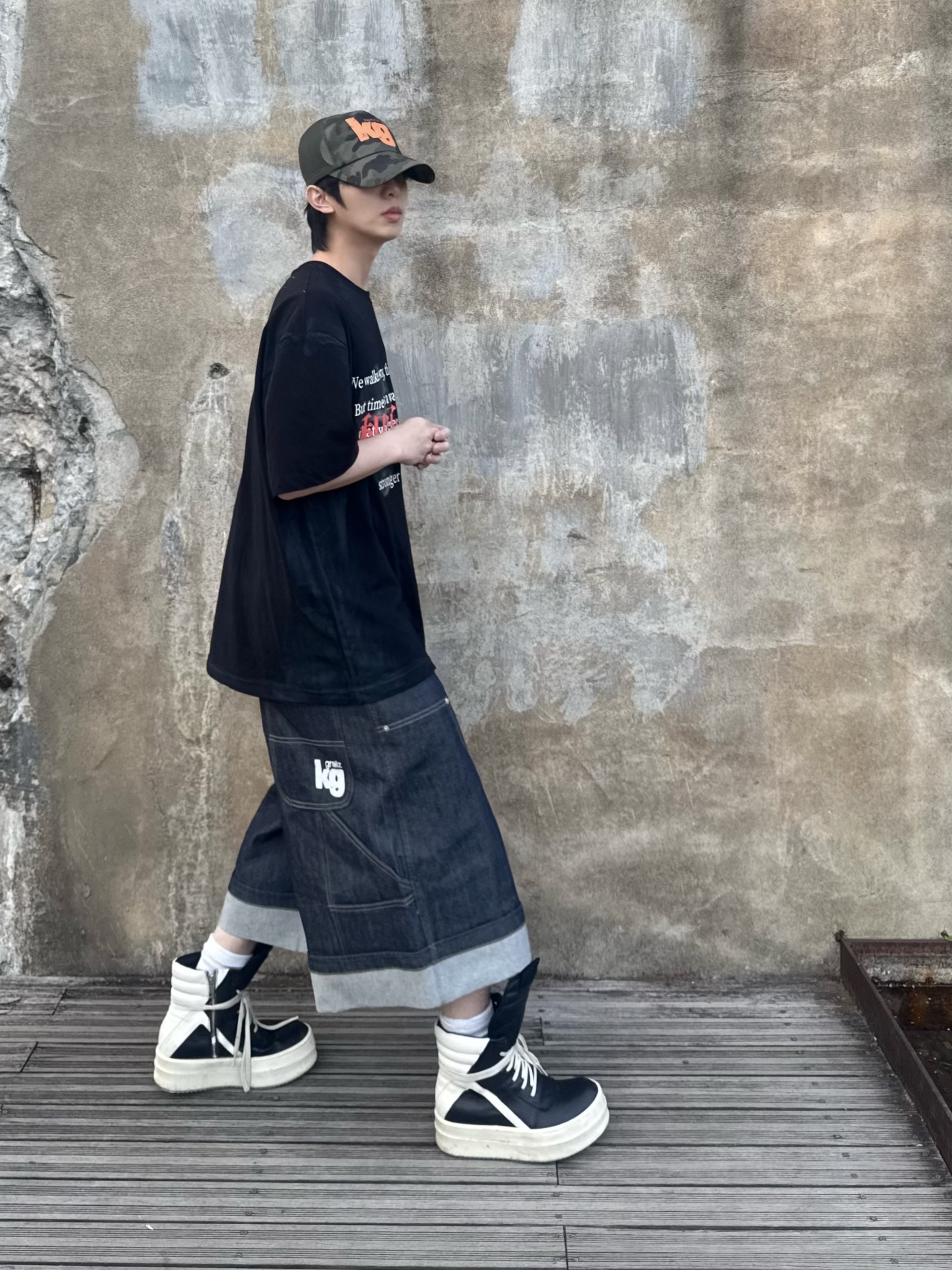 GRAILZ x KOIN SEOUL Carpenter Bermuda Denim Pants Indigo, GRAILZ x KOIN SEOUL Back To Us T-Shirts Black 착용 스타일 - 1