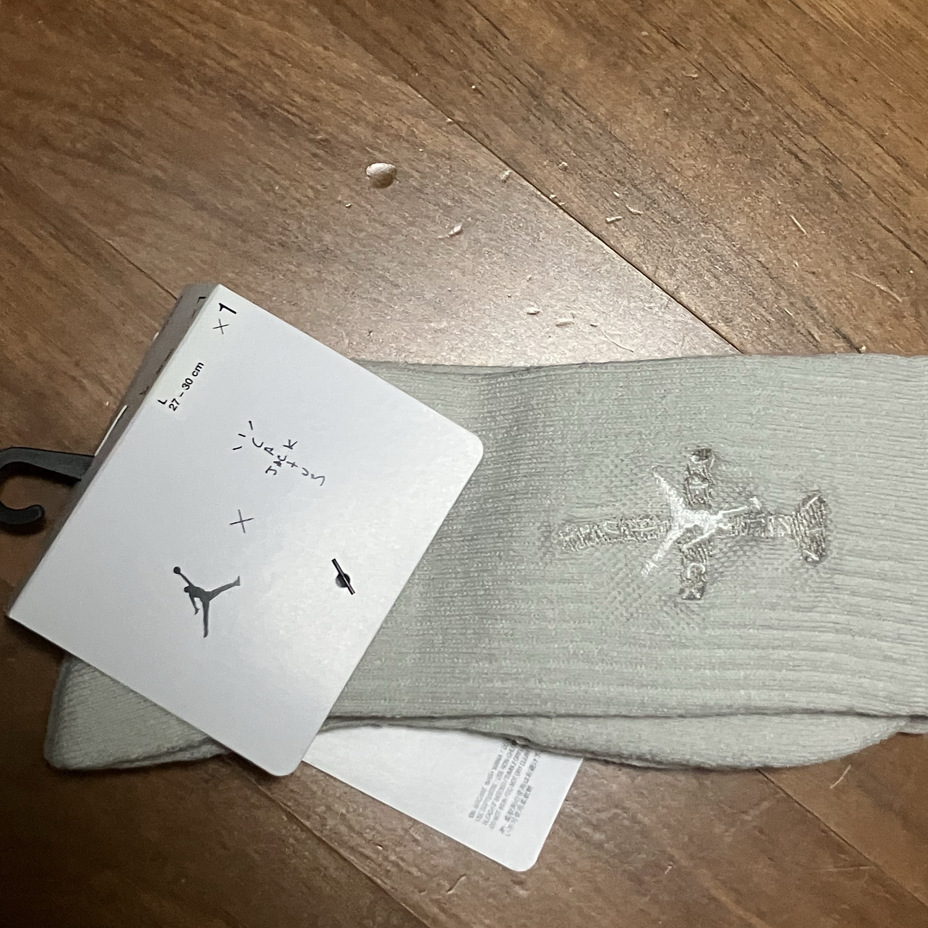 Jordan x Travis Scott Cushioned Crew Socks Light Bone 착용 스타일