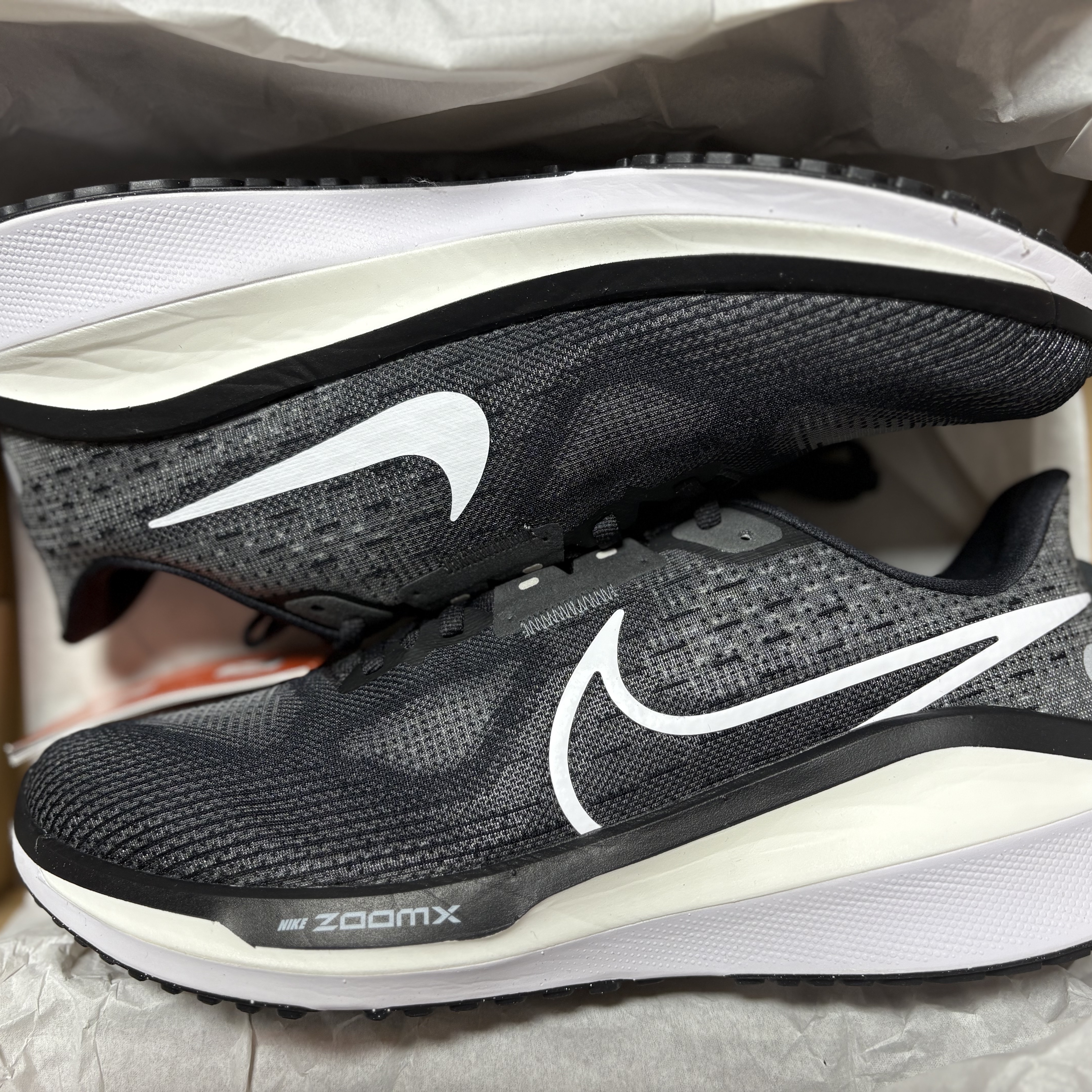 Nike Zoom 17 Anthracite White 착용 스타일 - 2