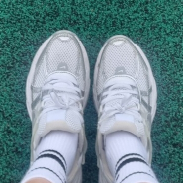 Nike V2K Run Metallic Silver White 착용 스타일