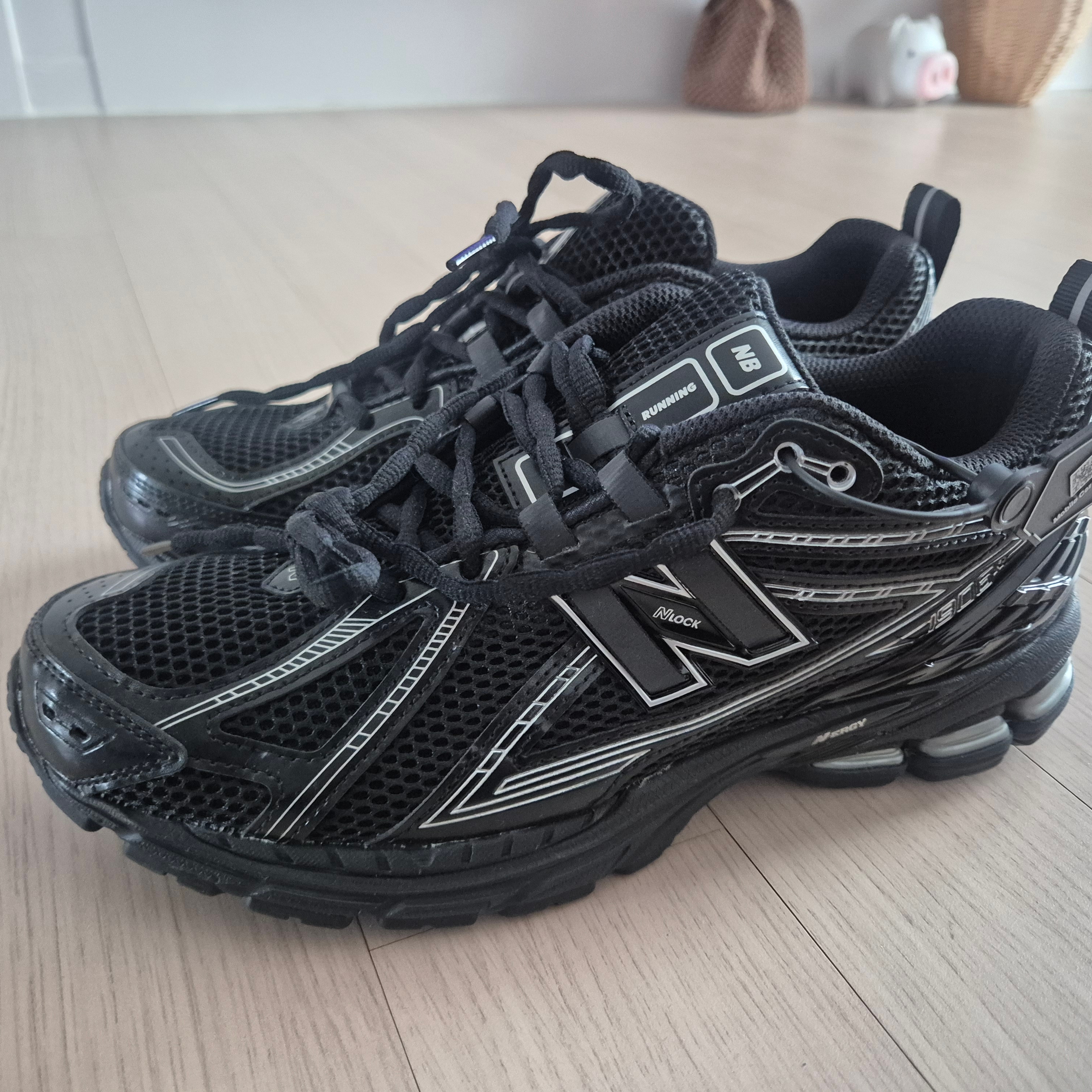 New Balance 1906R Black Silver Metallic 착용 스타일 - 1
