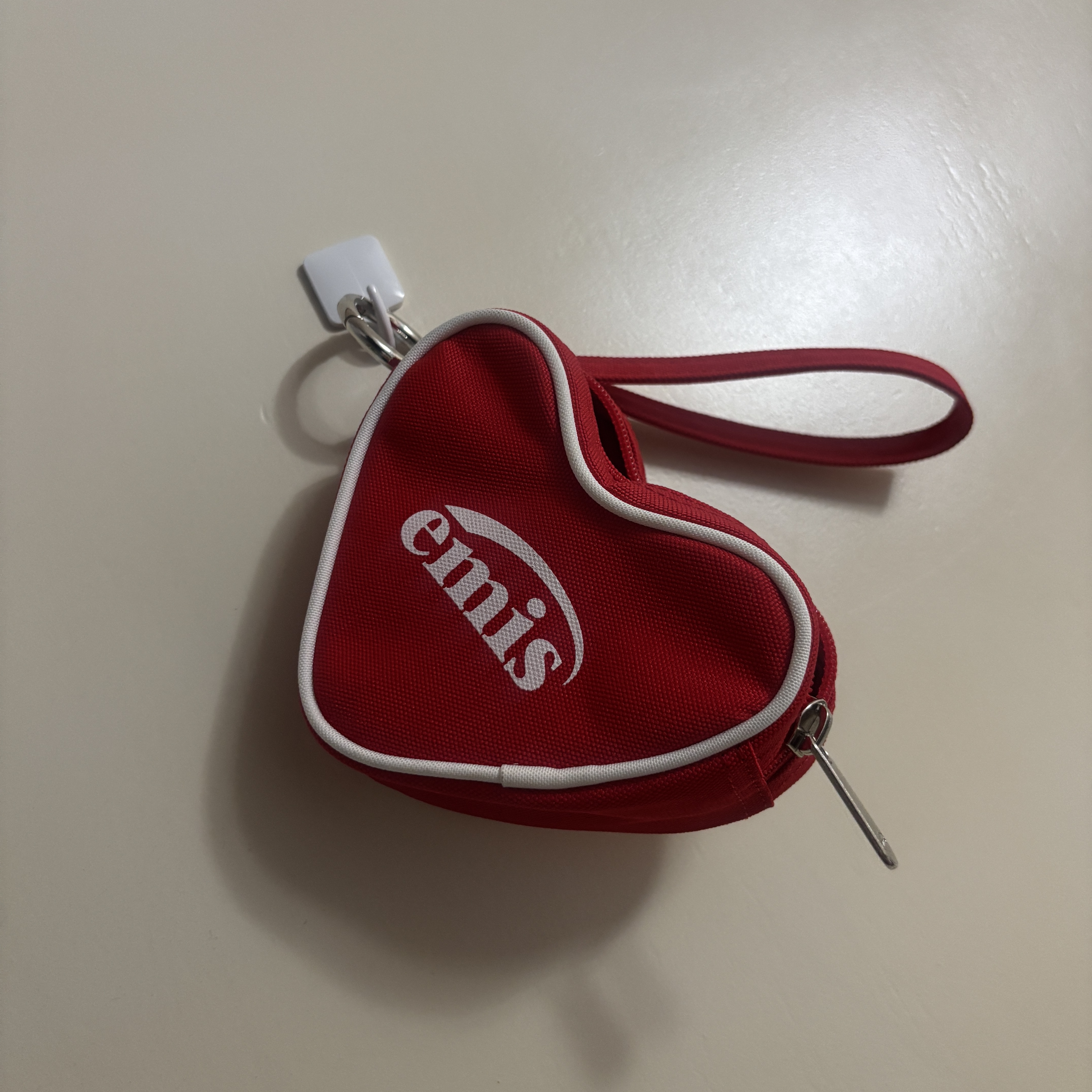 Emis Heart Keyring Pouch Red 착용 스타일