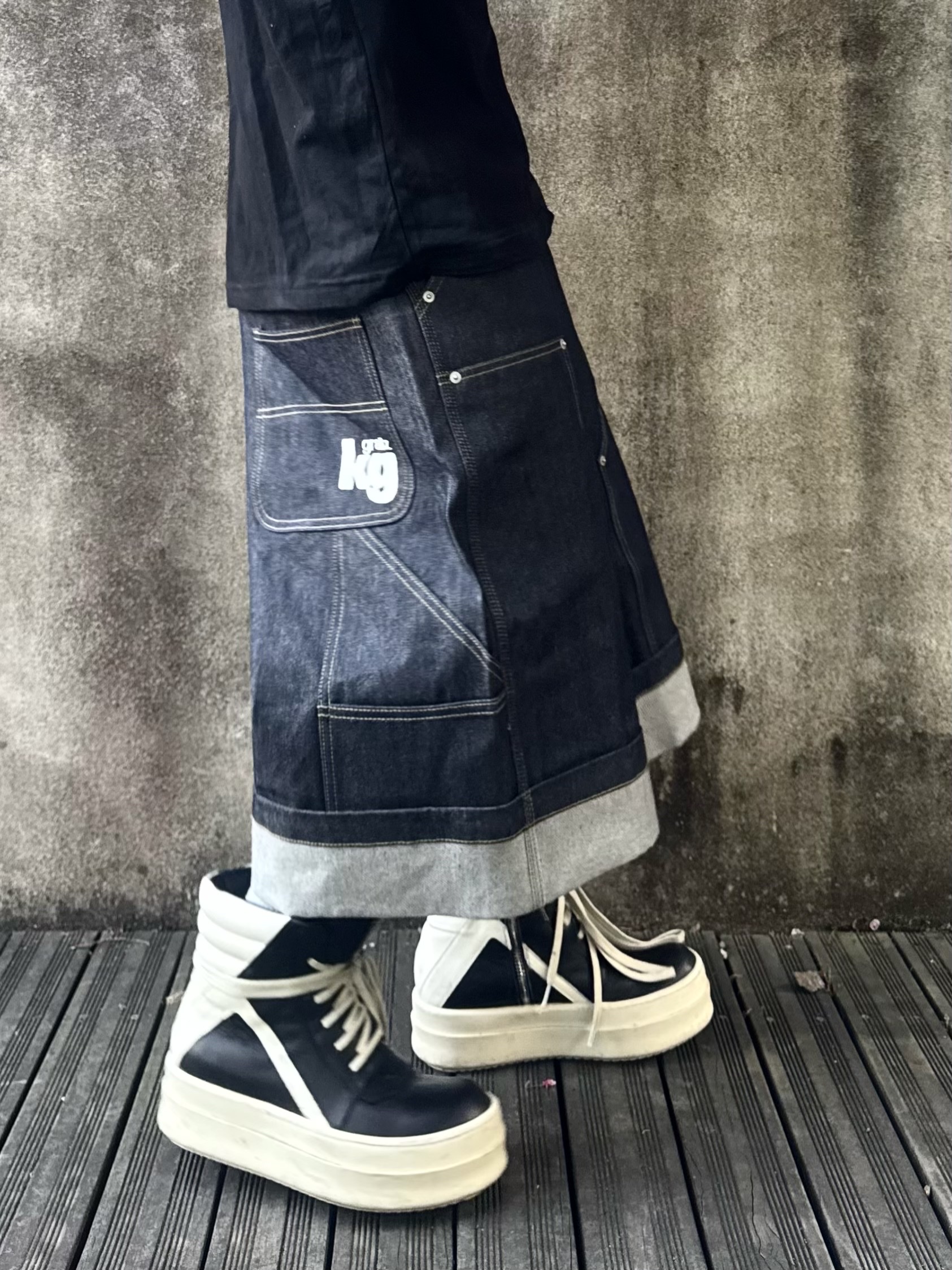 GRAILZ x KOIN SEOUL Carpenter Bermuda Denim Pants Indigo, GRAILZ x KOIN SEOUL Back To Us T-Shirts Black 착용 스타일 - 4