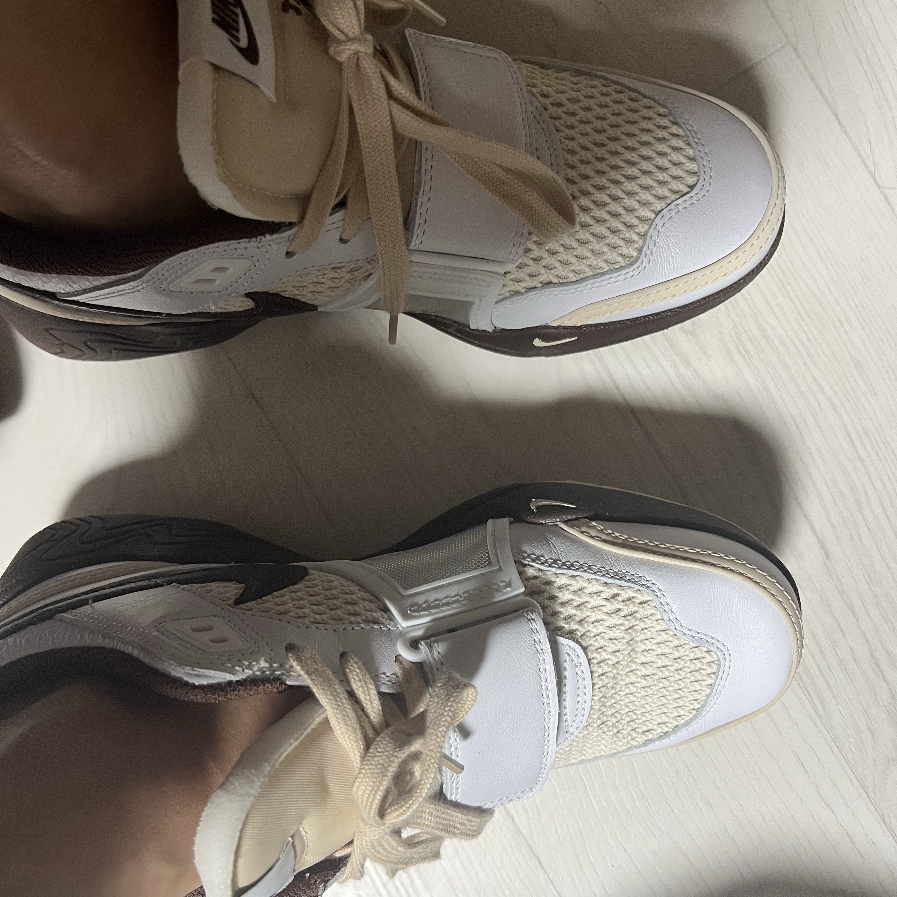 Nike x Travis Scott Zoom Field Jaxx White and Light Chocolate 착용 스타일