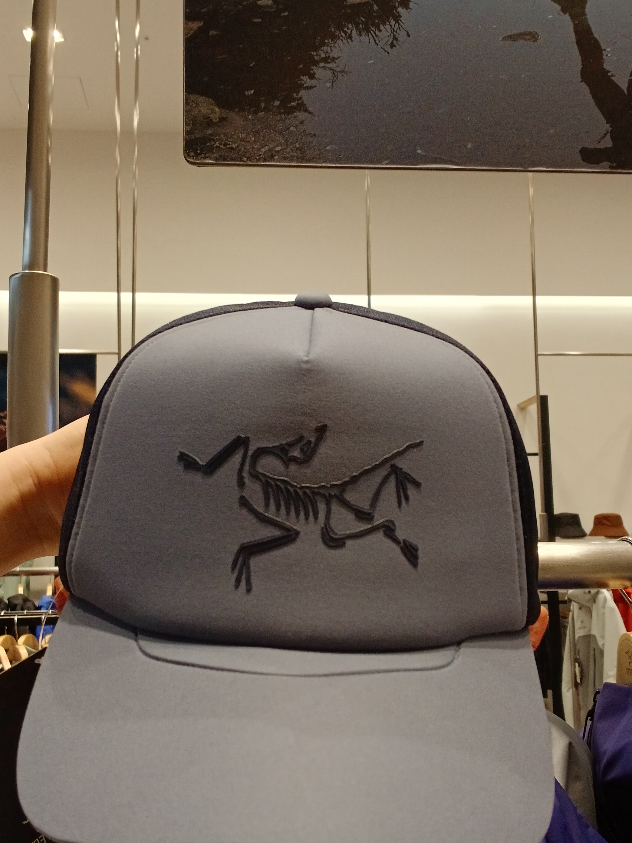 Arc'teryx Bird Word Trucker Hat Black Cloud, Arc'teryx Bird Trucker Curved Brim Hat Black 착용 스타일 - 4