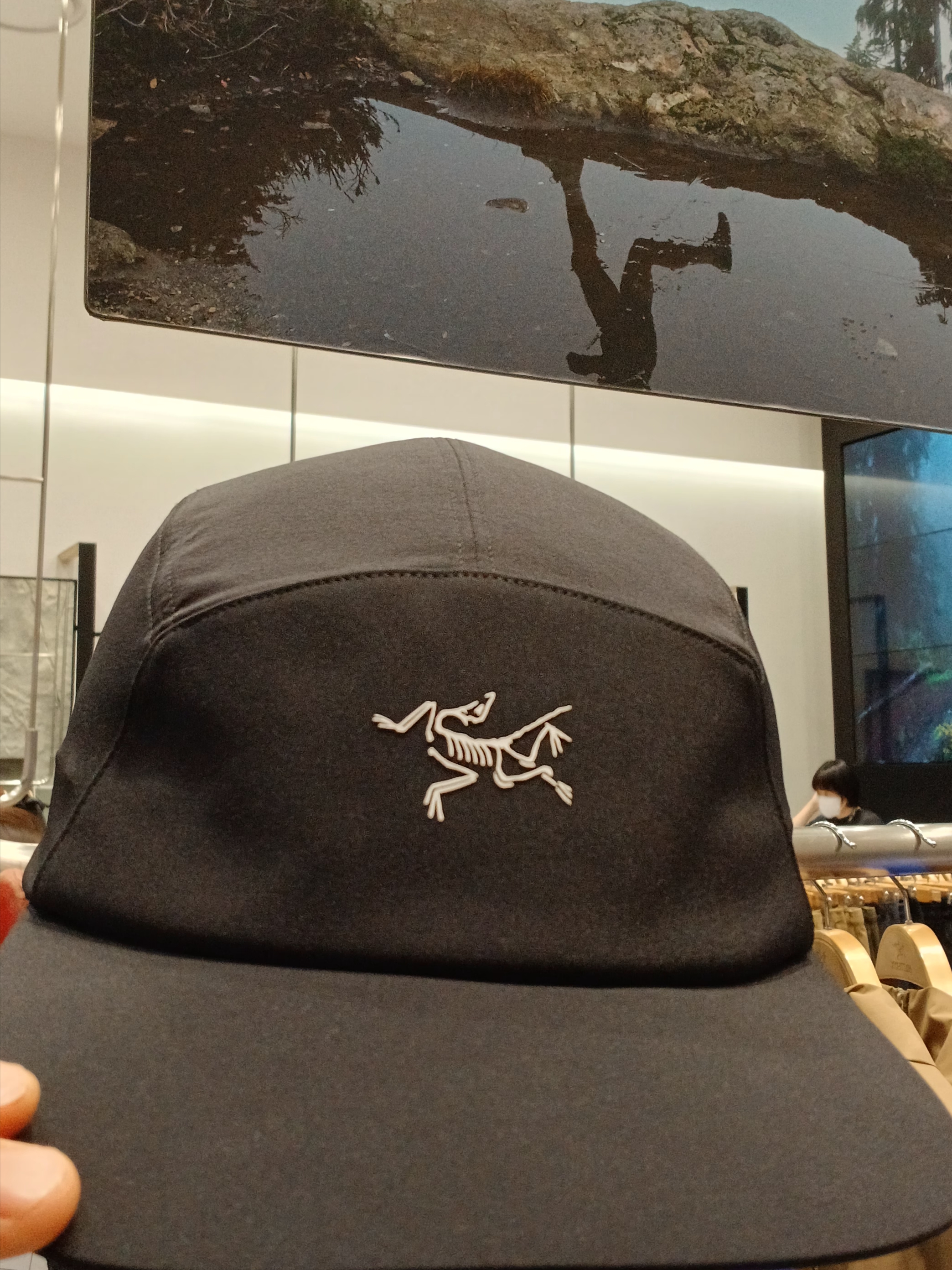 Arc'teryx Bird Word Trucker Hat Black Cloud, Arc'teryx Bird Trucker Curved Brim Hat Black 착용 스타일 - 7