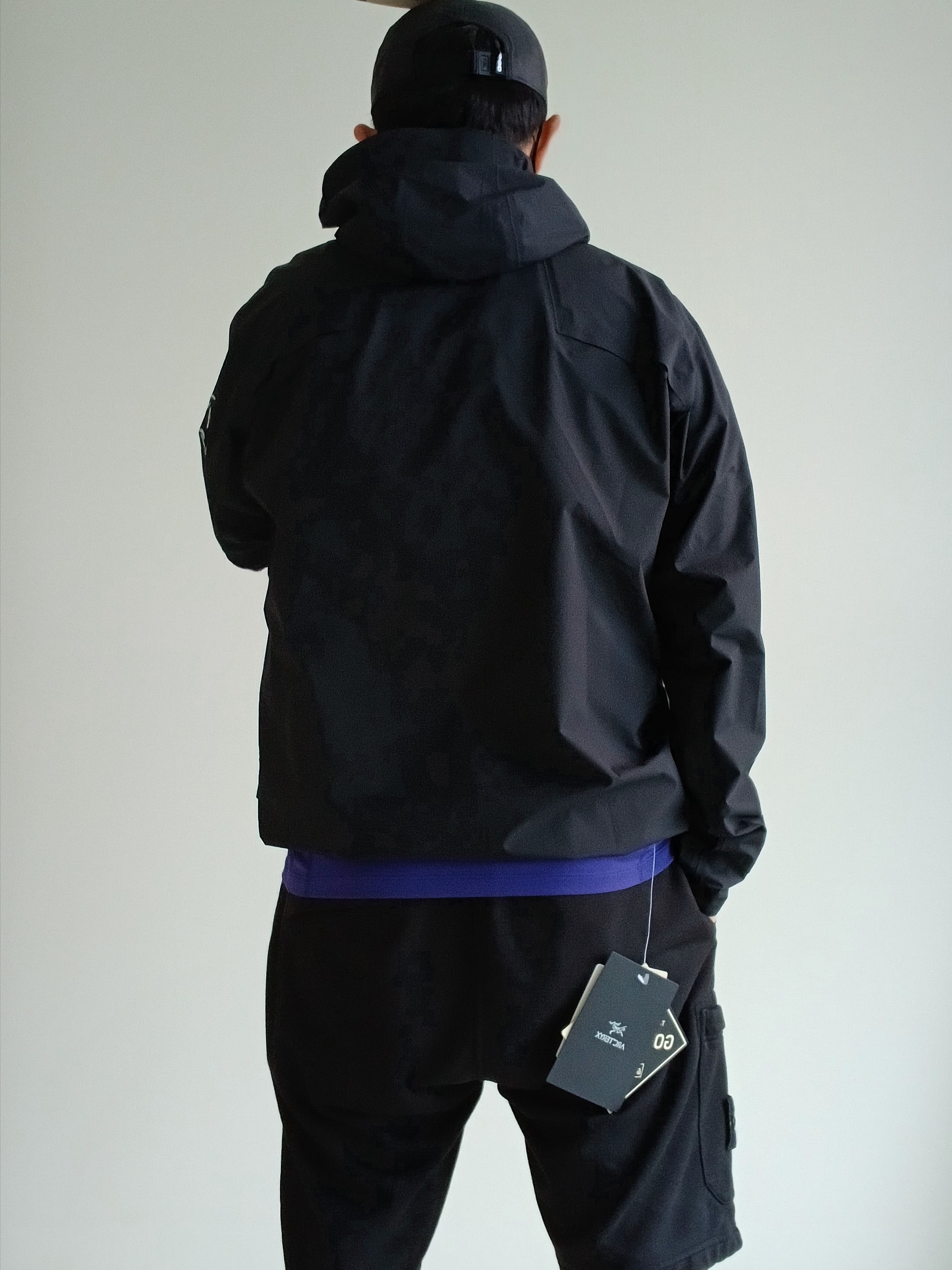 Nike ACG Trail Cap Black, Arc'teryx Norvan Jacket Black 착용 스타일 - 4