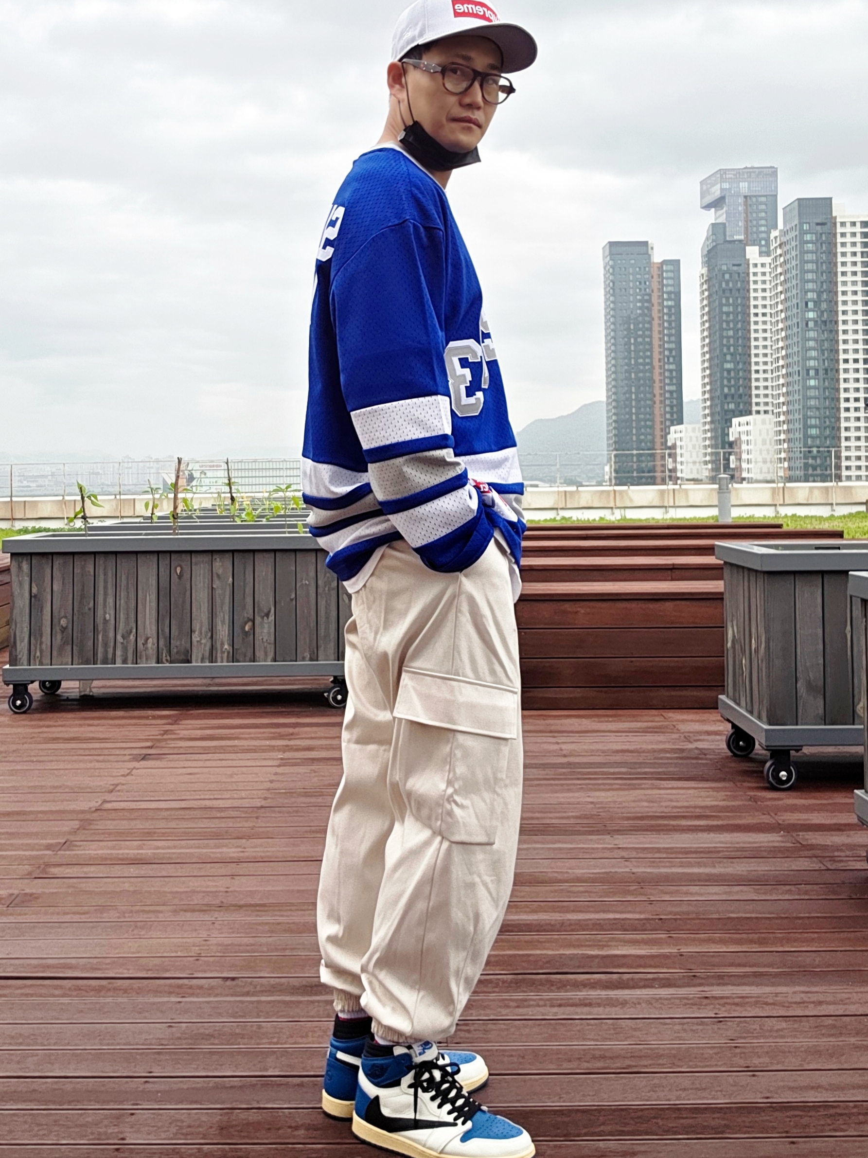 Supreme Money Box Logo New Era White - 22FW, Supreme x WTAPS Mitchell & Ness Hockey Jersey Blue - 21FW 착용 스타일 - 1