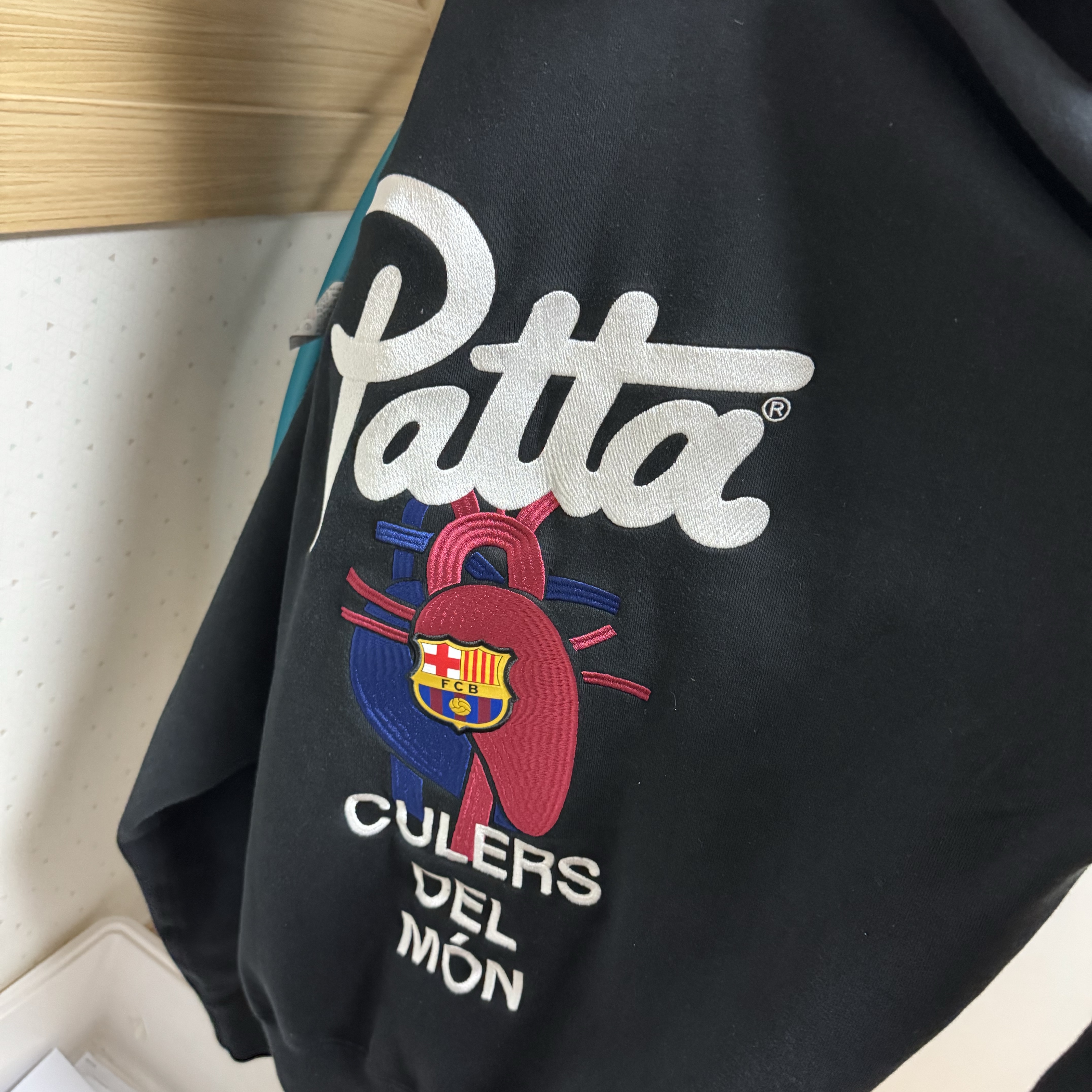 Nike x Patta x FC Barcelona Solo Swoosh Hoodie Culers del Món (FD4147-010) 착용 스타일