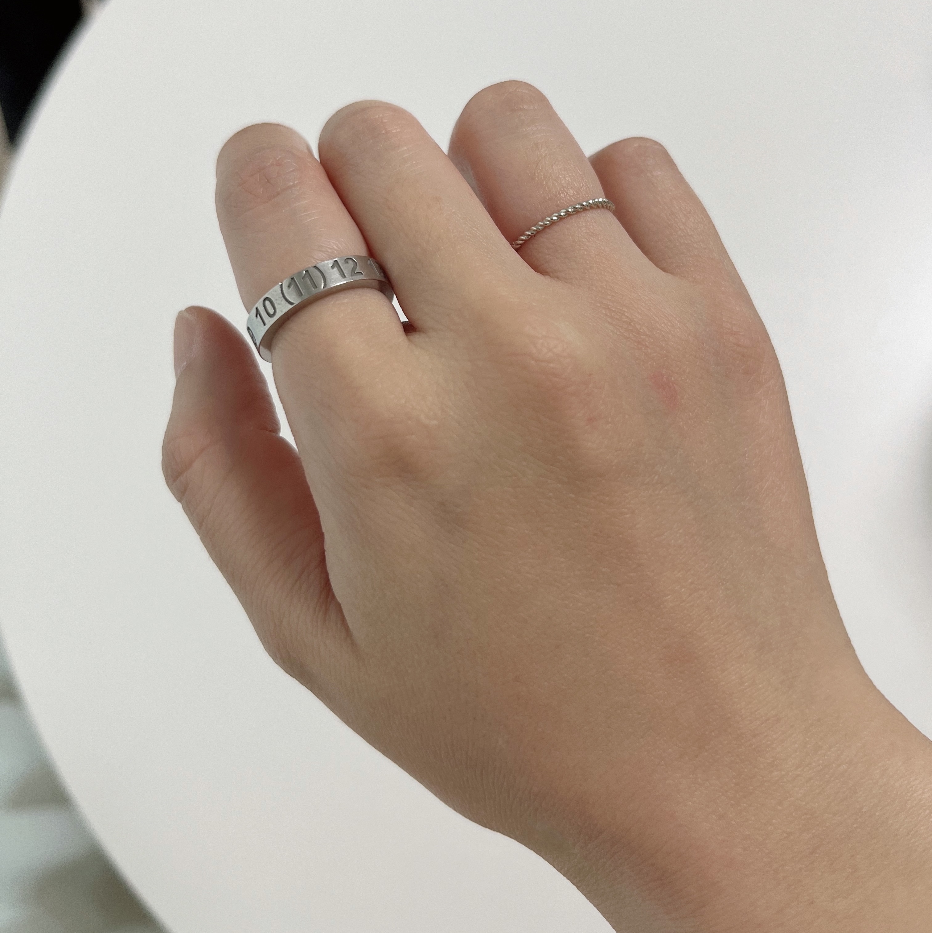 Maison Margiela Numerical Silver Ring Silver 착용 스타일