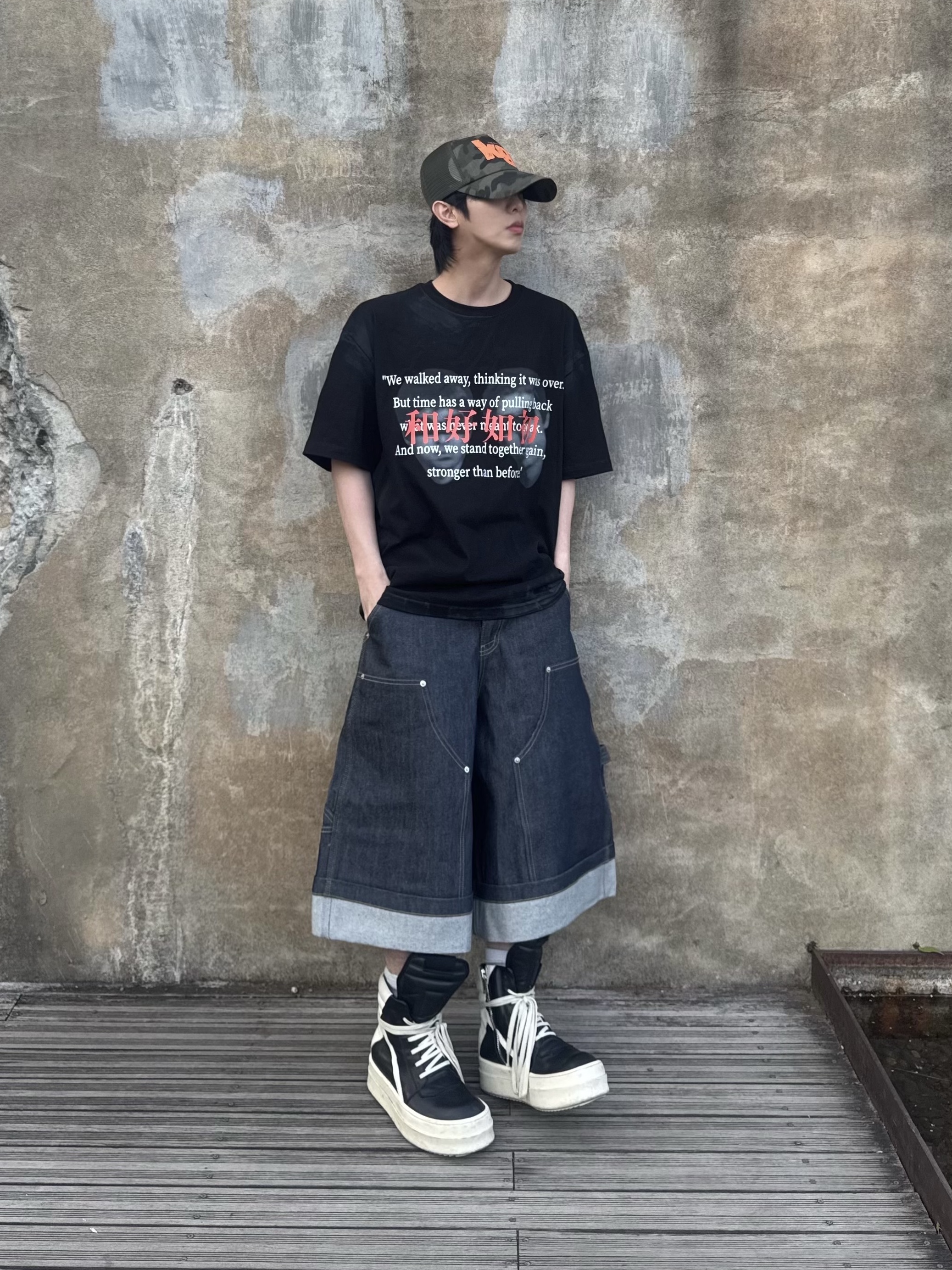 GRAILZ x KOIN SEOUL Carpenter Bermuda Denim Pants Indigo, GRAILZ x KOIN SEOUL Back To Us T-Shirts Black 착용 스타일 - 3