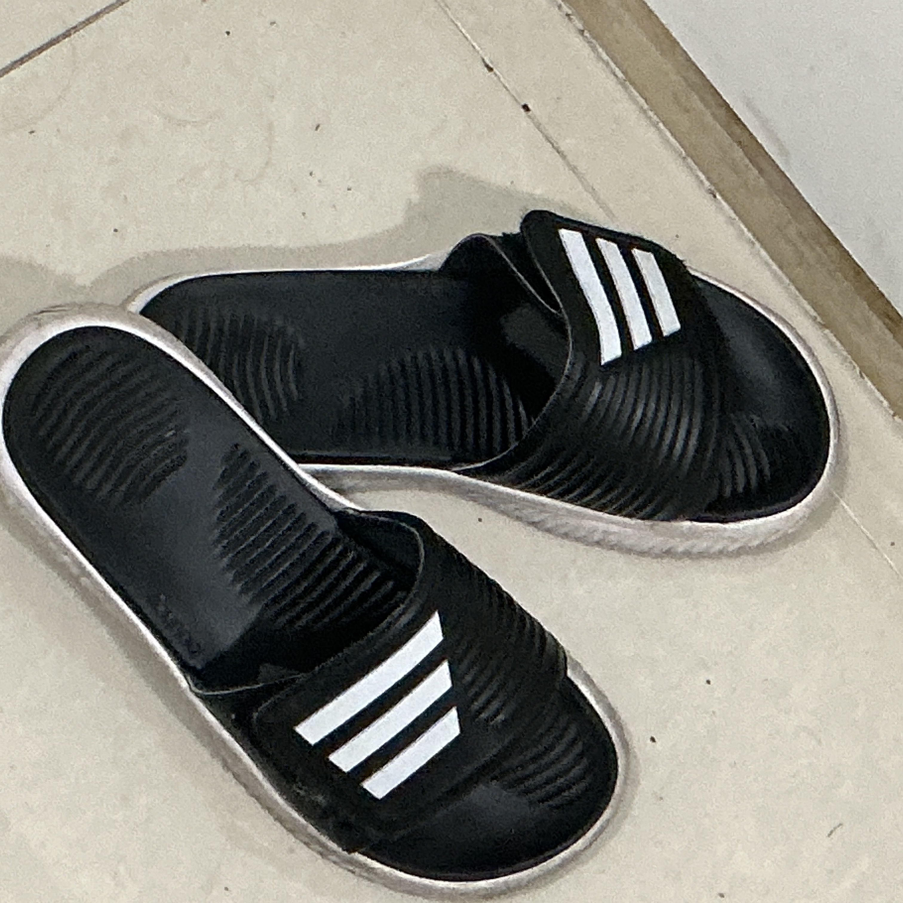 Adidas Alphabounce Slide Core Black Cloud White 착용 스타일